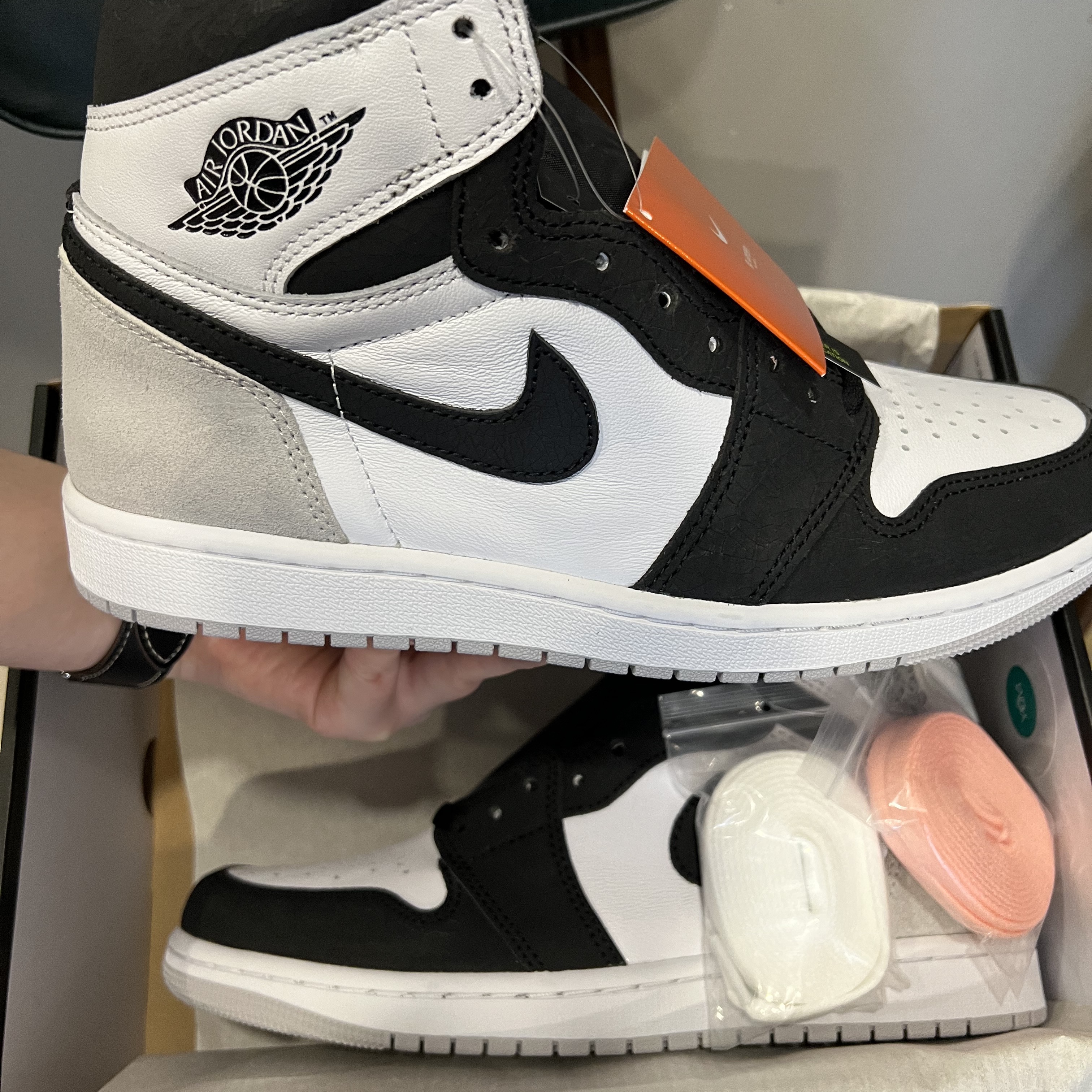 Jordan 1 Retro High OG Bleached Coral 착용 스타일