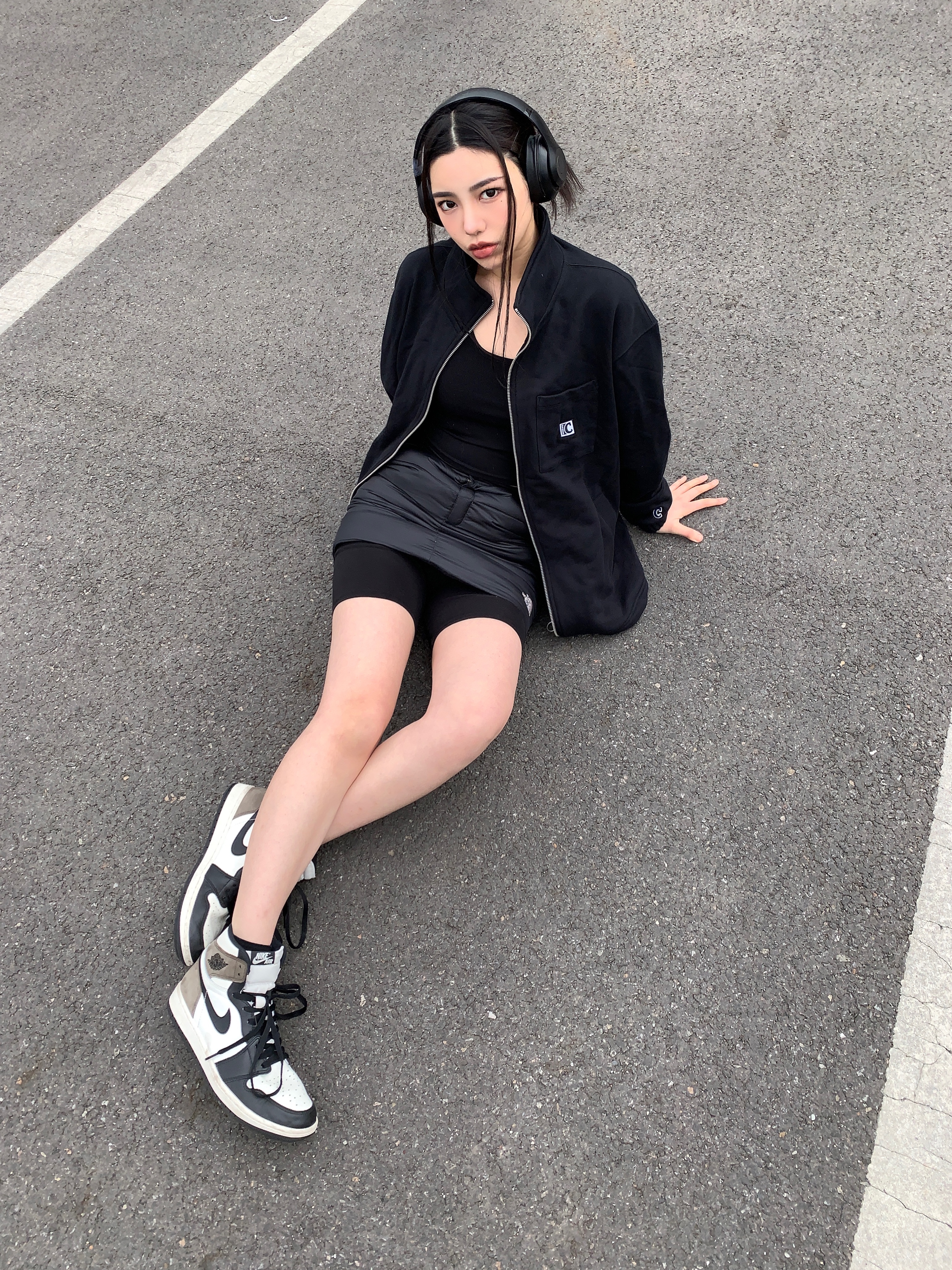 Jordan 1 Retro High OG Black Mocha, Beats Studio 3 Wireless Over Ear Headphone Matt Black (Korean Ver.) 착용 스타일