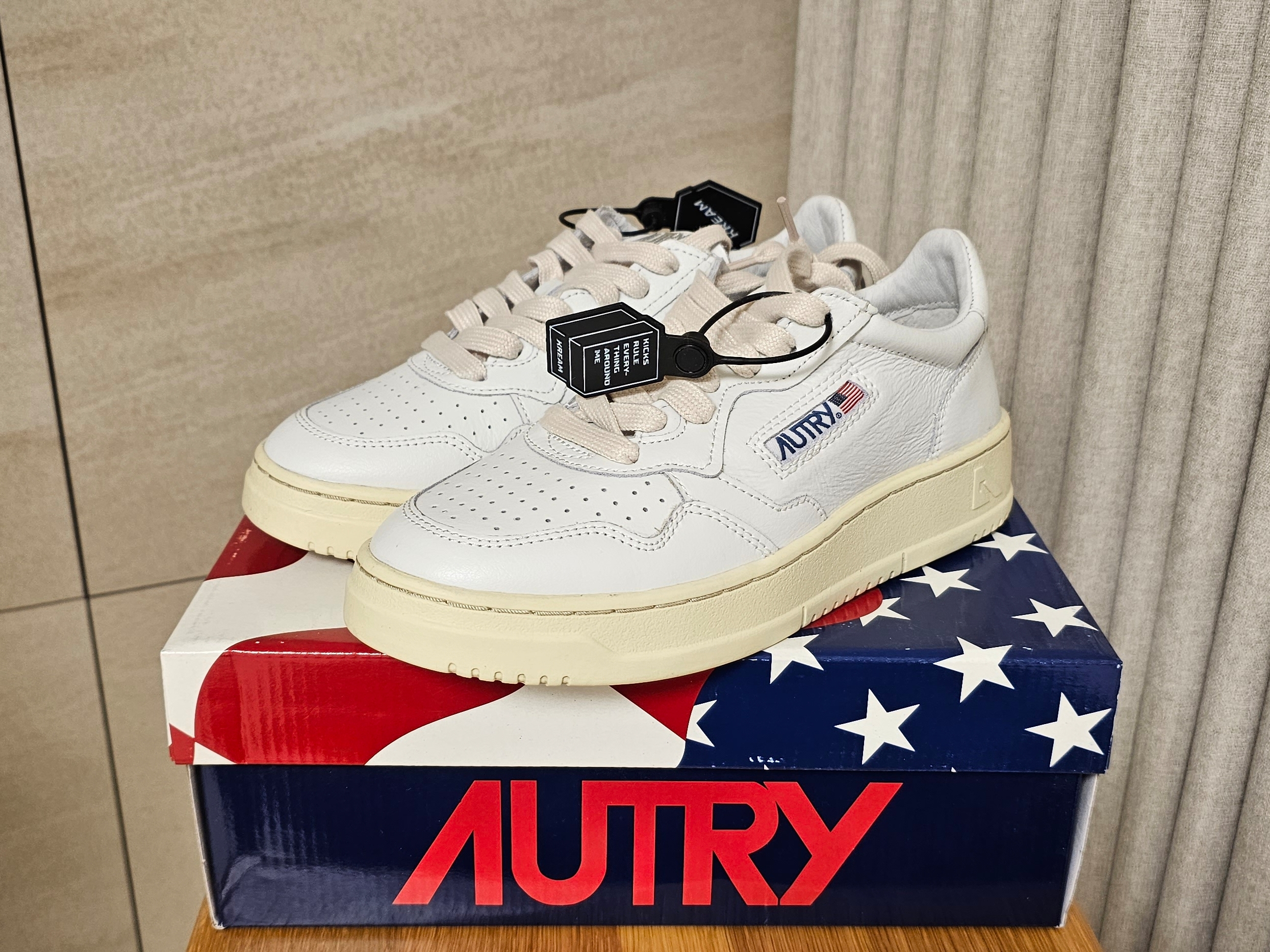 Autry Medalist Low Leather Sneakers White 착용 스타일