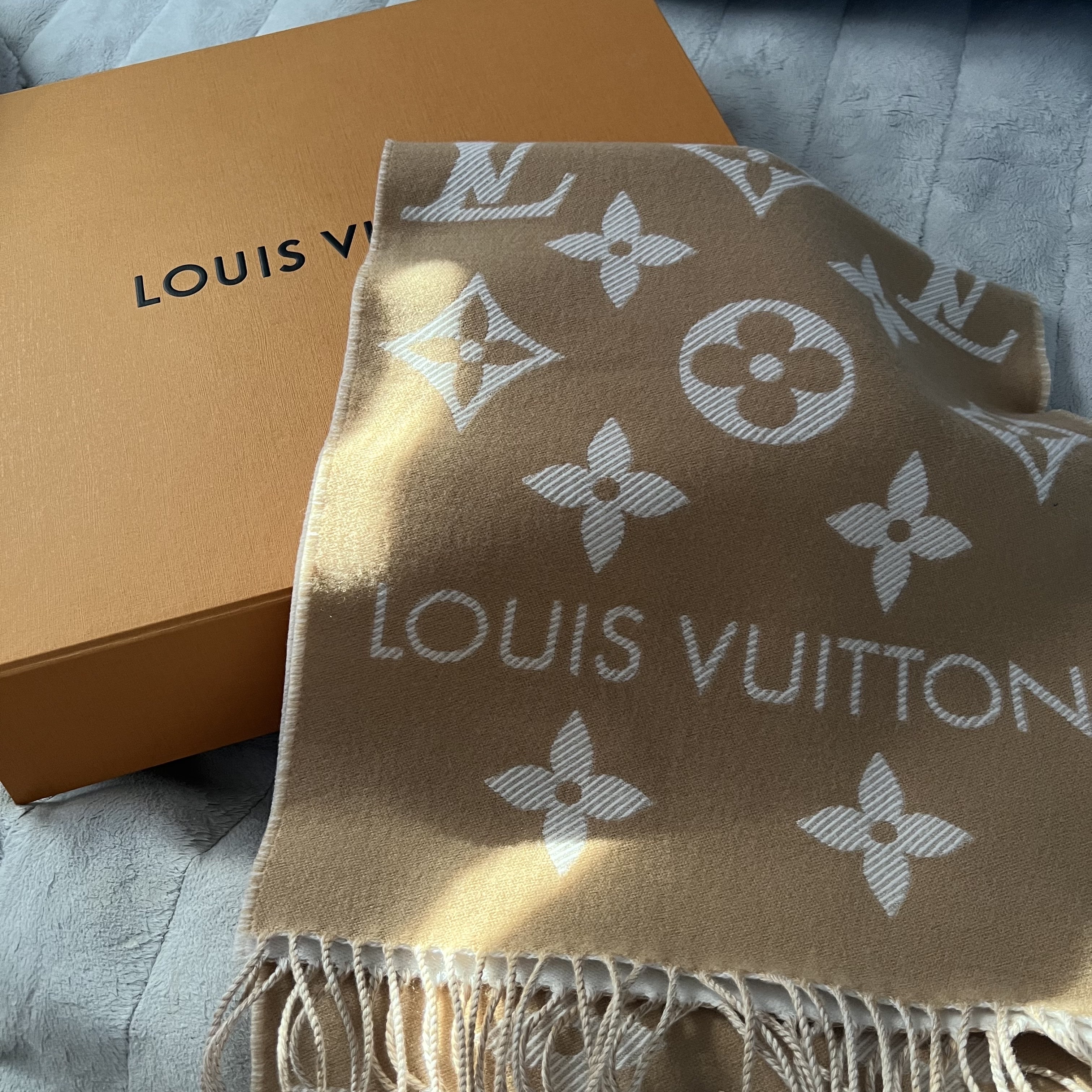 Louis Vuitton Simply Essential Muffler Beige 착용 스타일