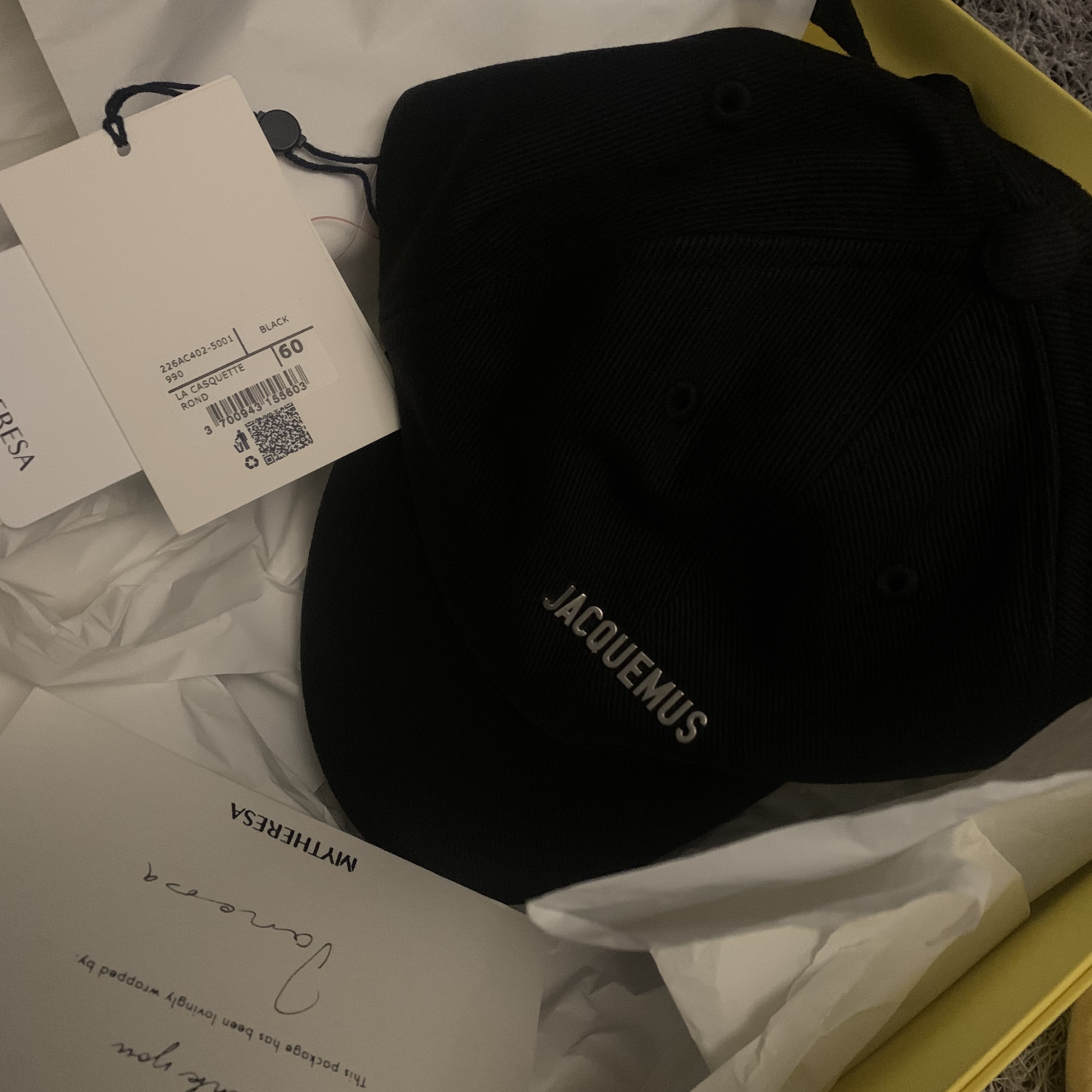 Jacquemus La Casquette Rond Round-Back Baseball Cap Black, Jacquemus Le Sweatshirt Printed Logo Hoodie Grey 착용 스타일 - 2