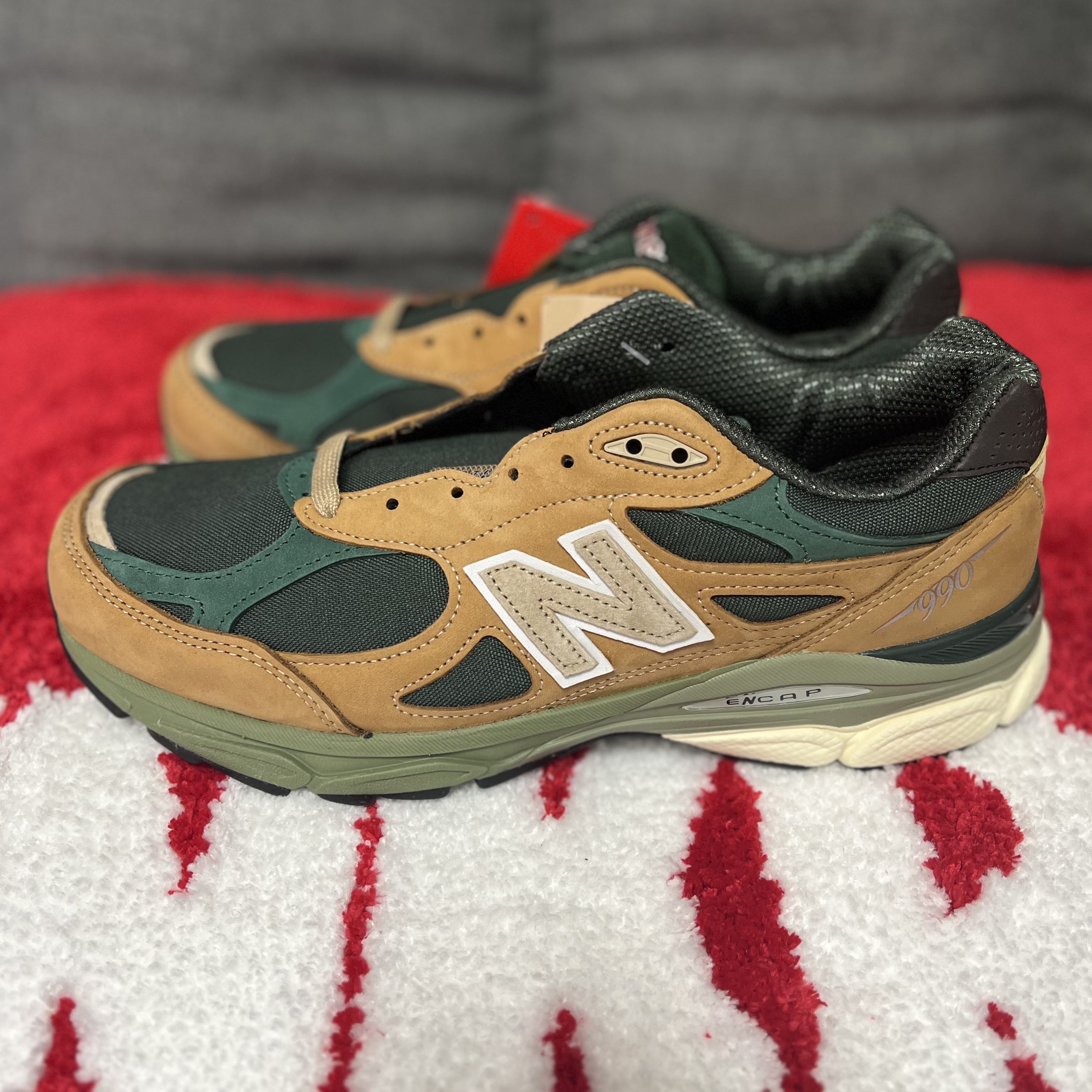 New Balance 990v3 Made in USA Tan Green 착용 스타일 - 2