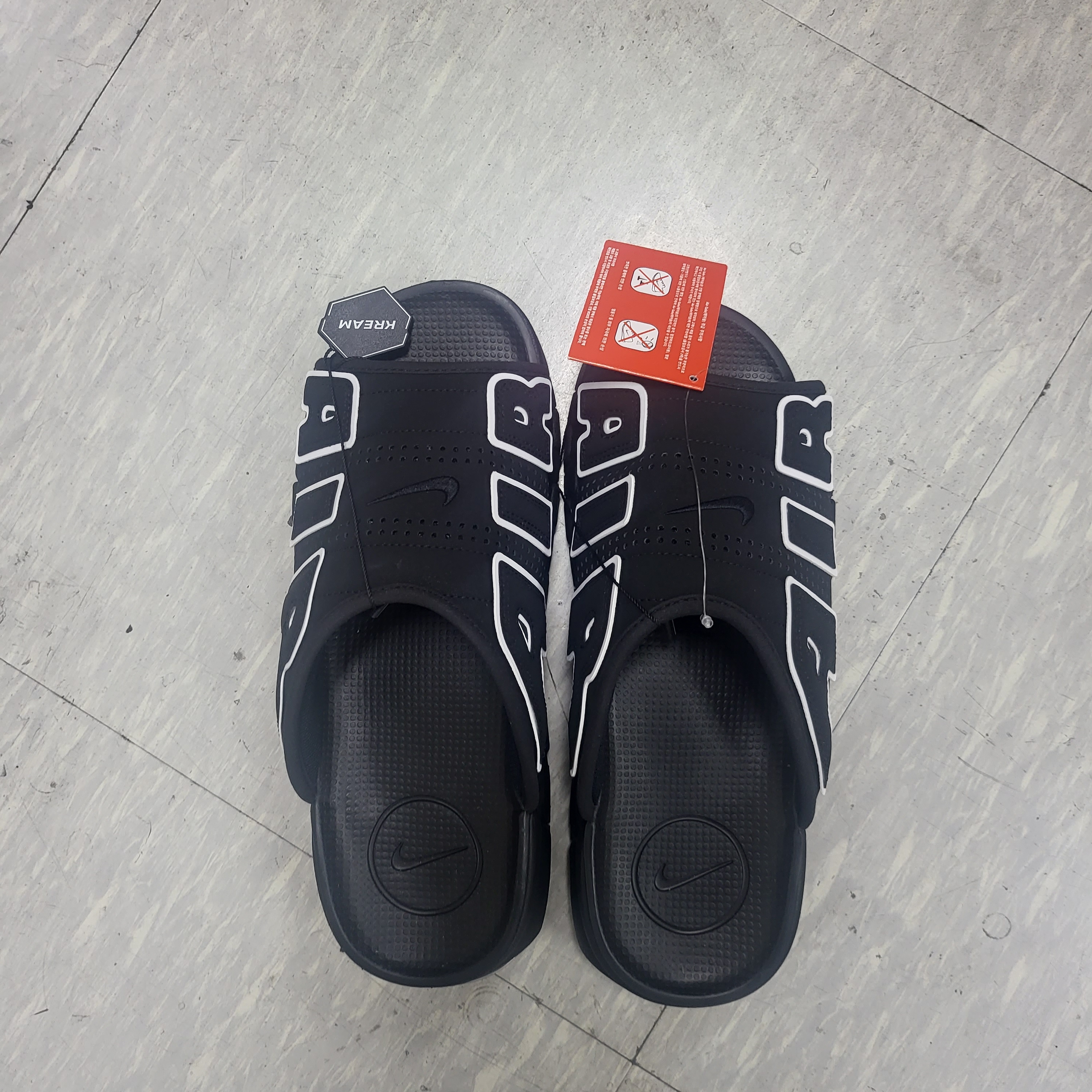 Nike Air More Uptempo Slide Black White 착용 스타일
