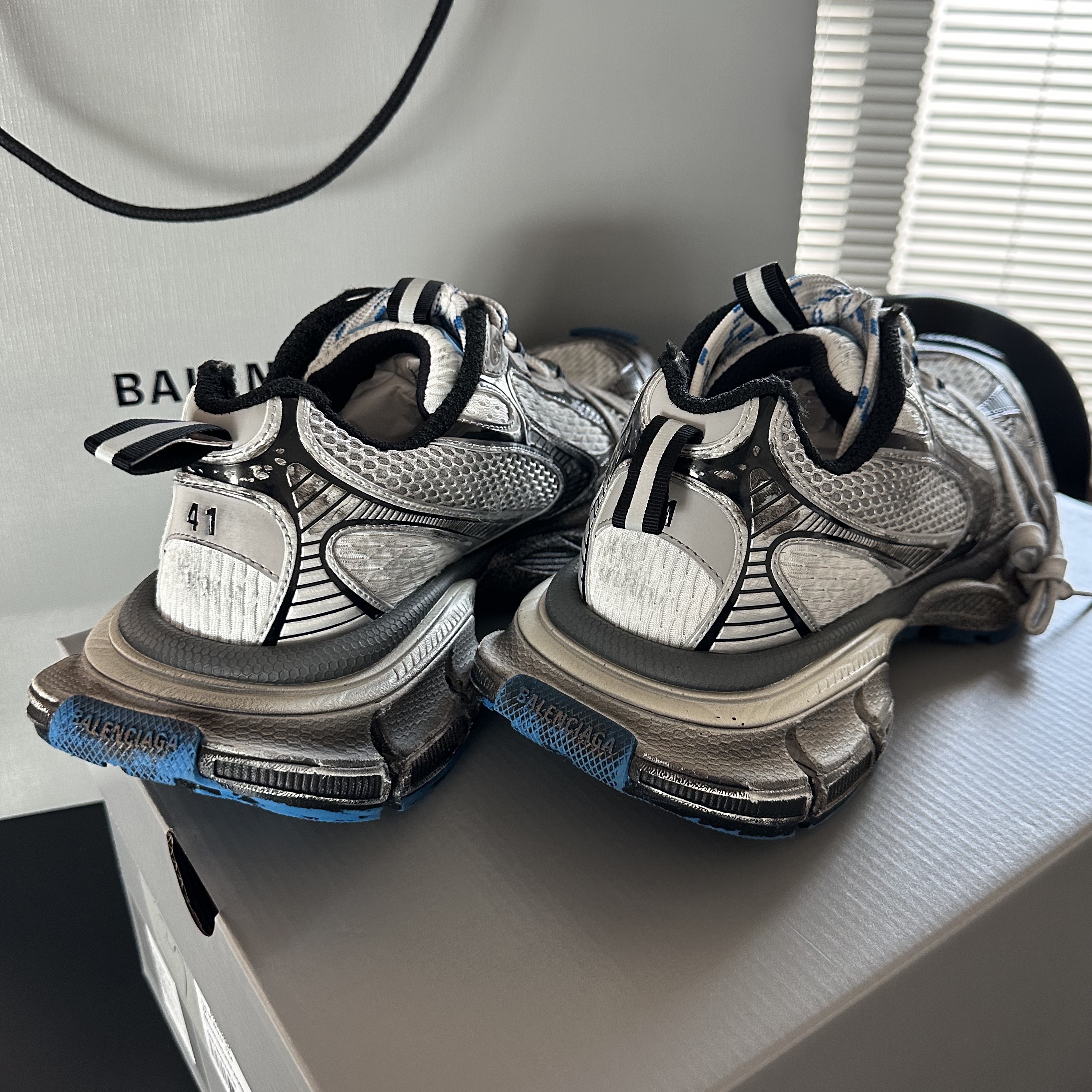 Balenciaga 3XL Sneakers Light Beige 착용 스타일 - 4