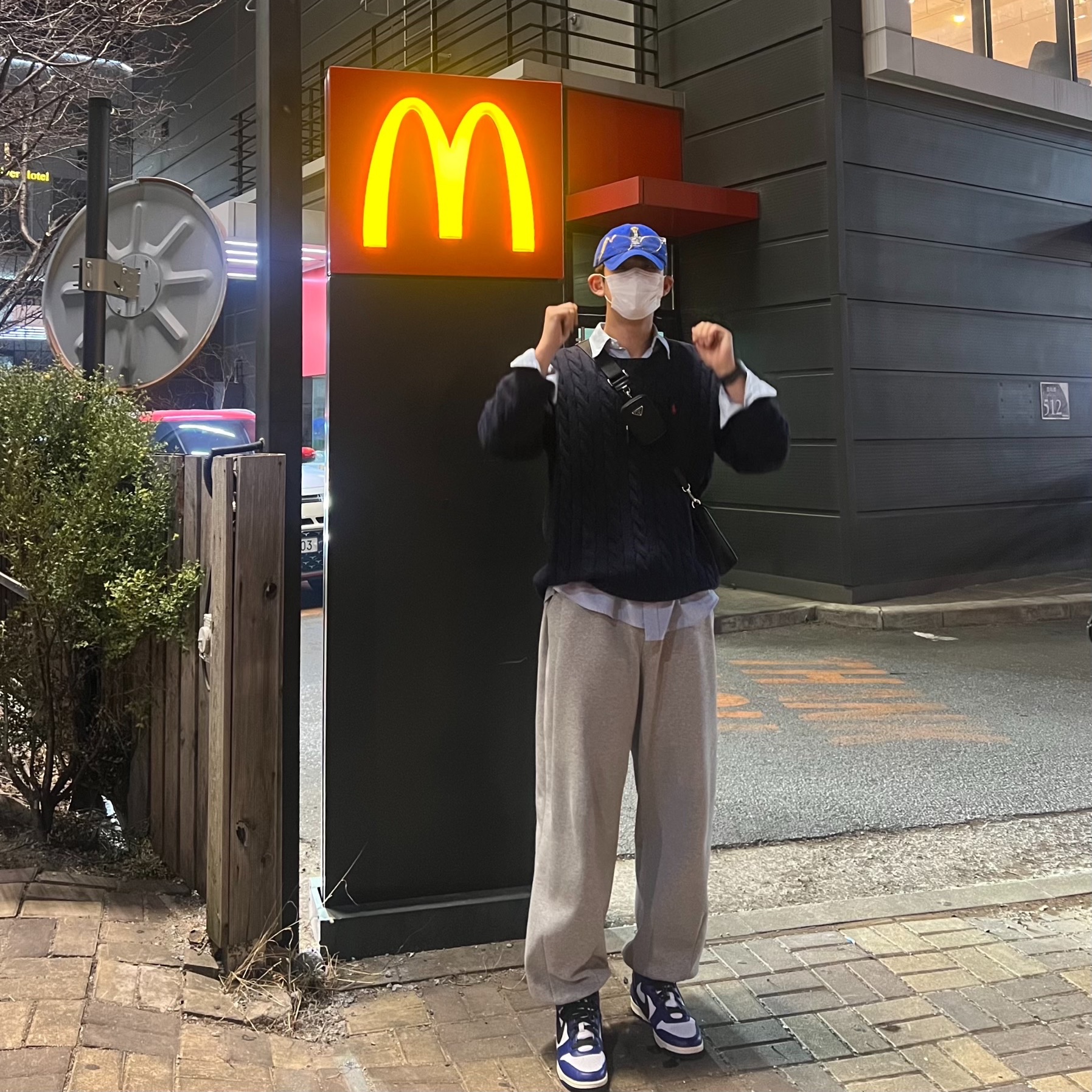 Nike x Ambush Dunk High Deep Royal Blue, Prada Re-Nylon and Saffiano Leather Shoulder Bag Black 착용 스타일 - 2