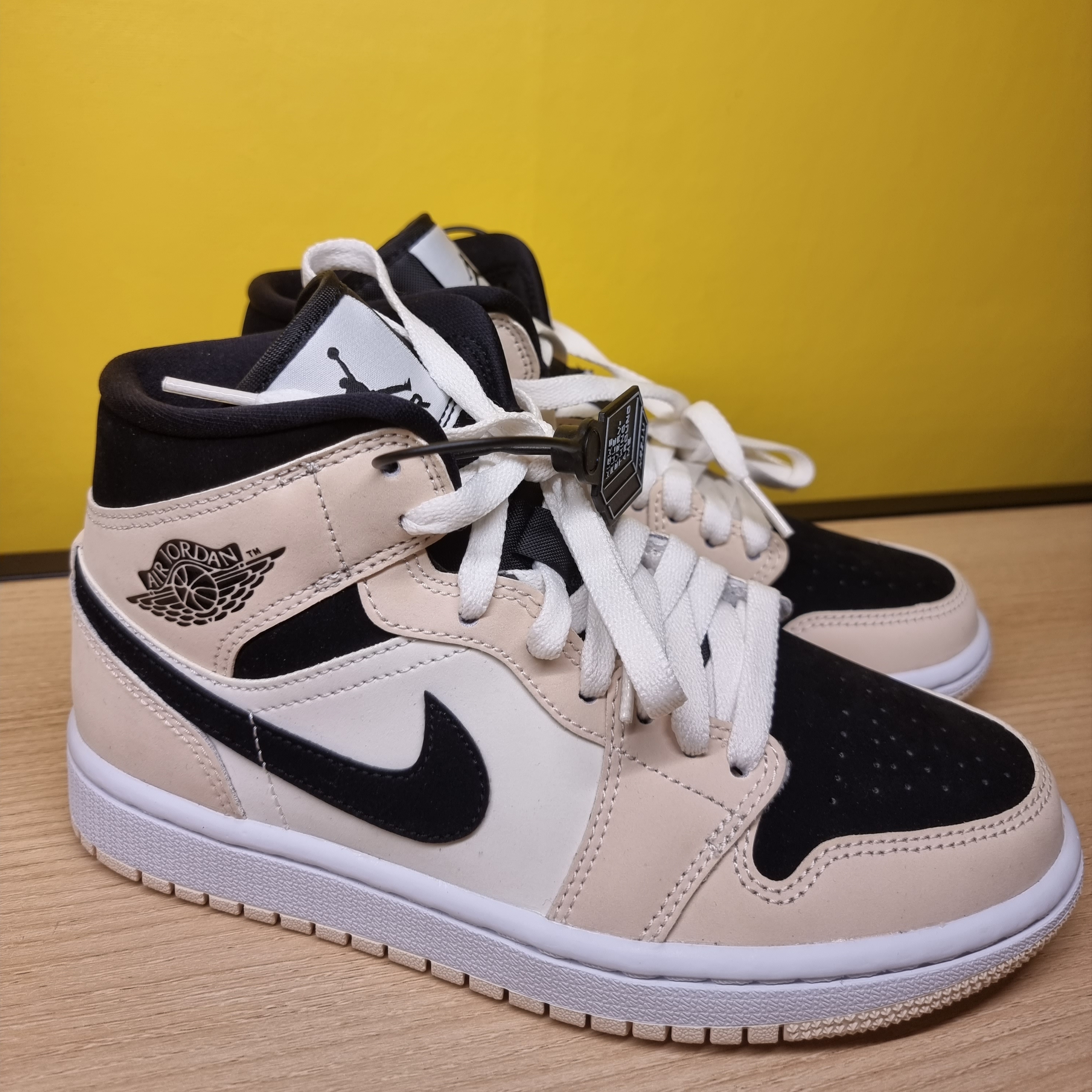 (W) Jordan 1 Mid Barely Orange 착용 스타일