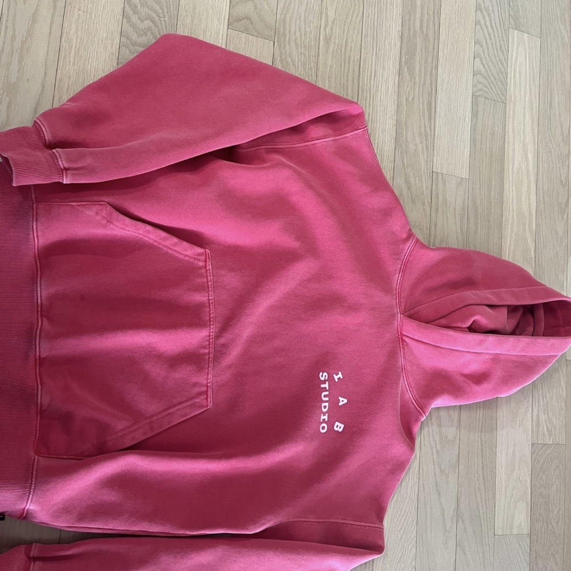 IAB Studio Pigment Hoodie & Sack Coral 착용 스타일