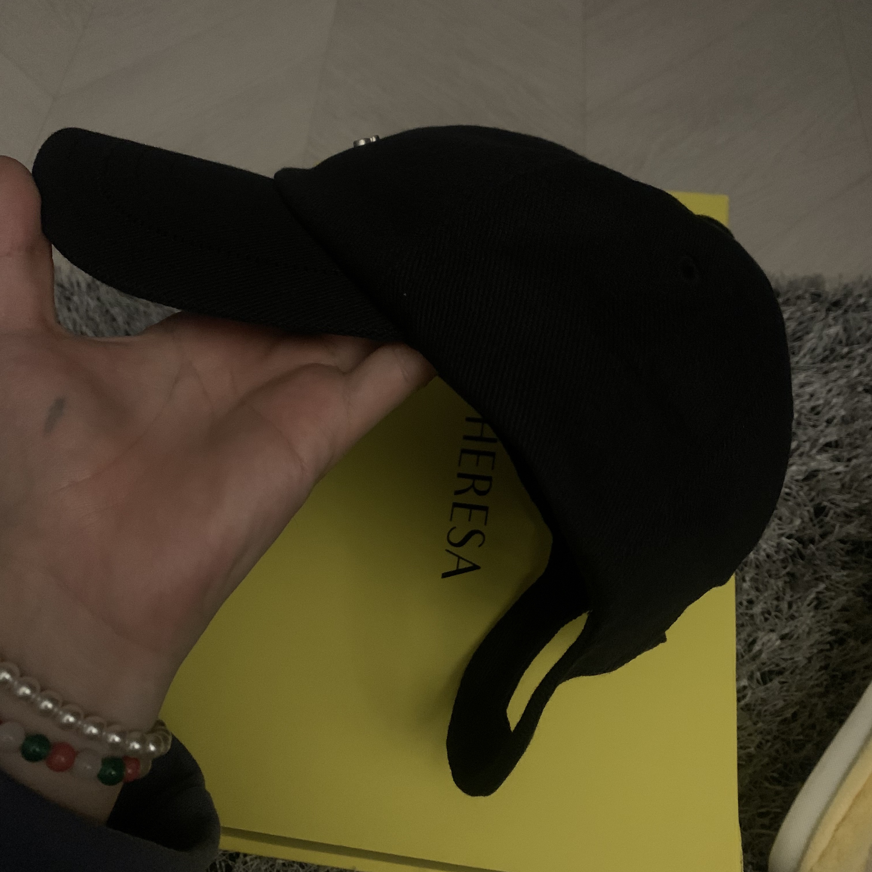 Jacquemus La Casquette Rond Round-Back Baseball Cap Black, Jacquemus Le Sweatshirt Printed Logo Hoodie Grey 착용 스타일 - 3