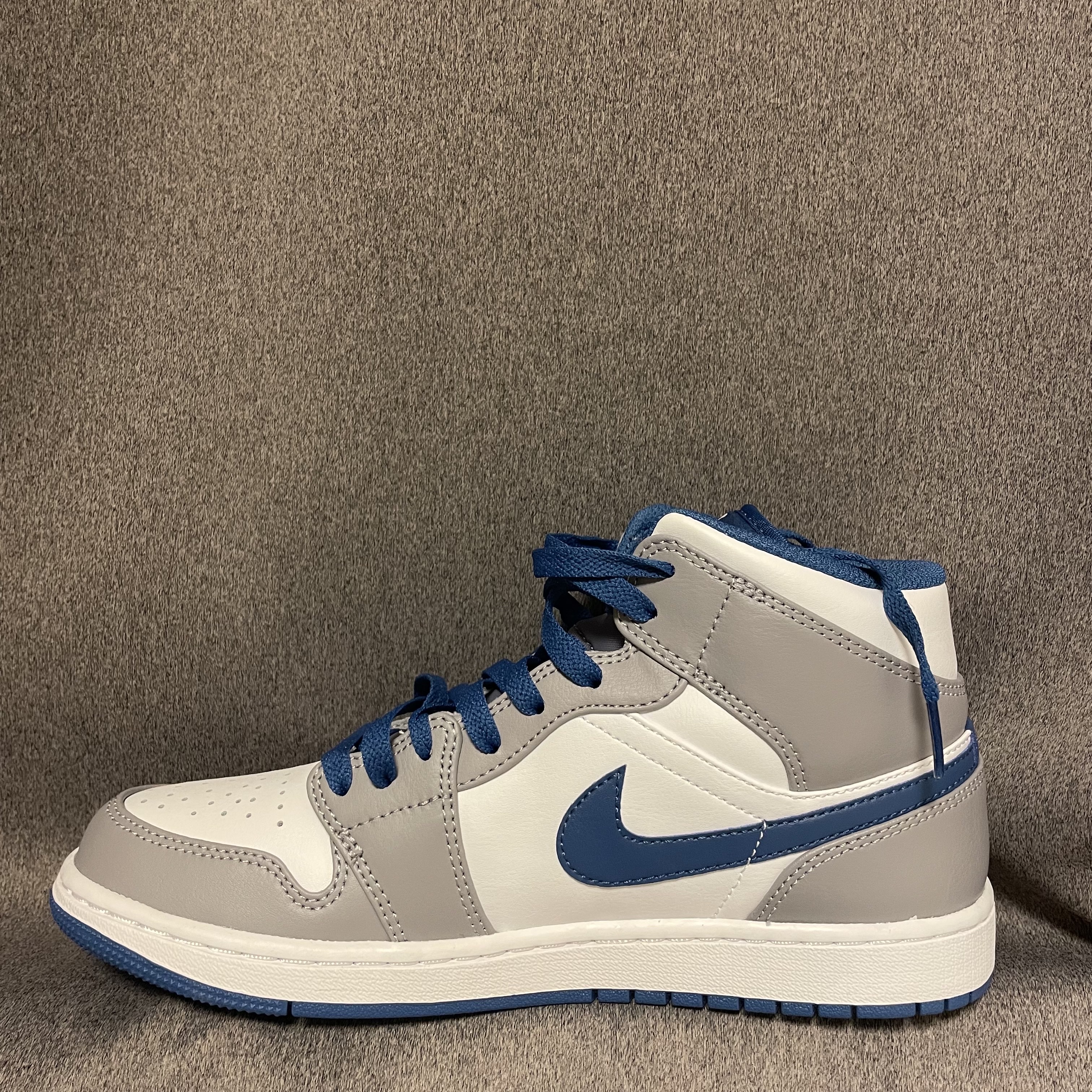 Jordan 1 Mid Cement Grey True Blue 착용 스타일