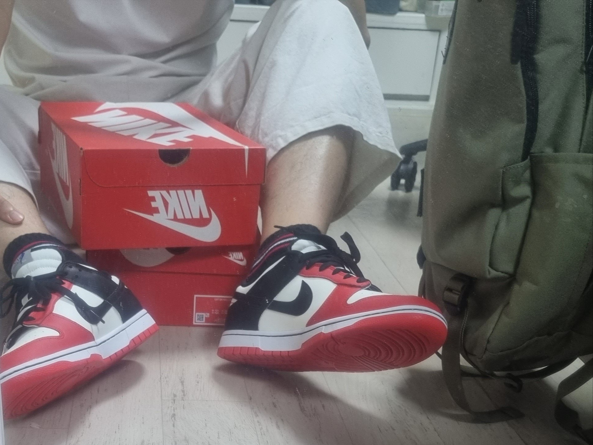Nike x NBA Dunk Low Retro EMB Black and Chile Red, Jordan 1 Retro Low OG Black and Dark Powder Blue 착용 스타일 - 2
