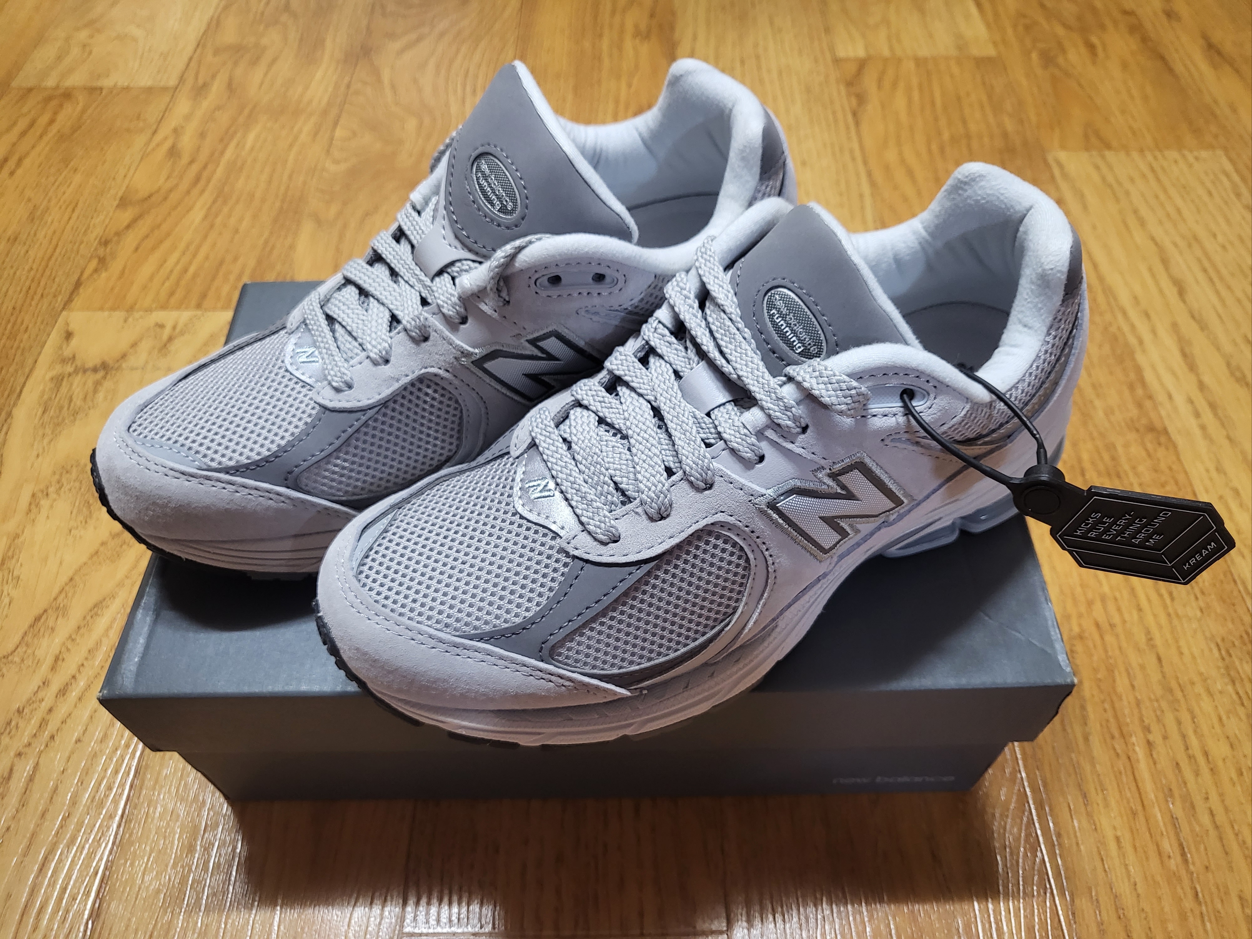 New Balance 2002R T2 Gray 착용 스타일 - 2