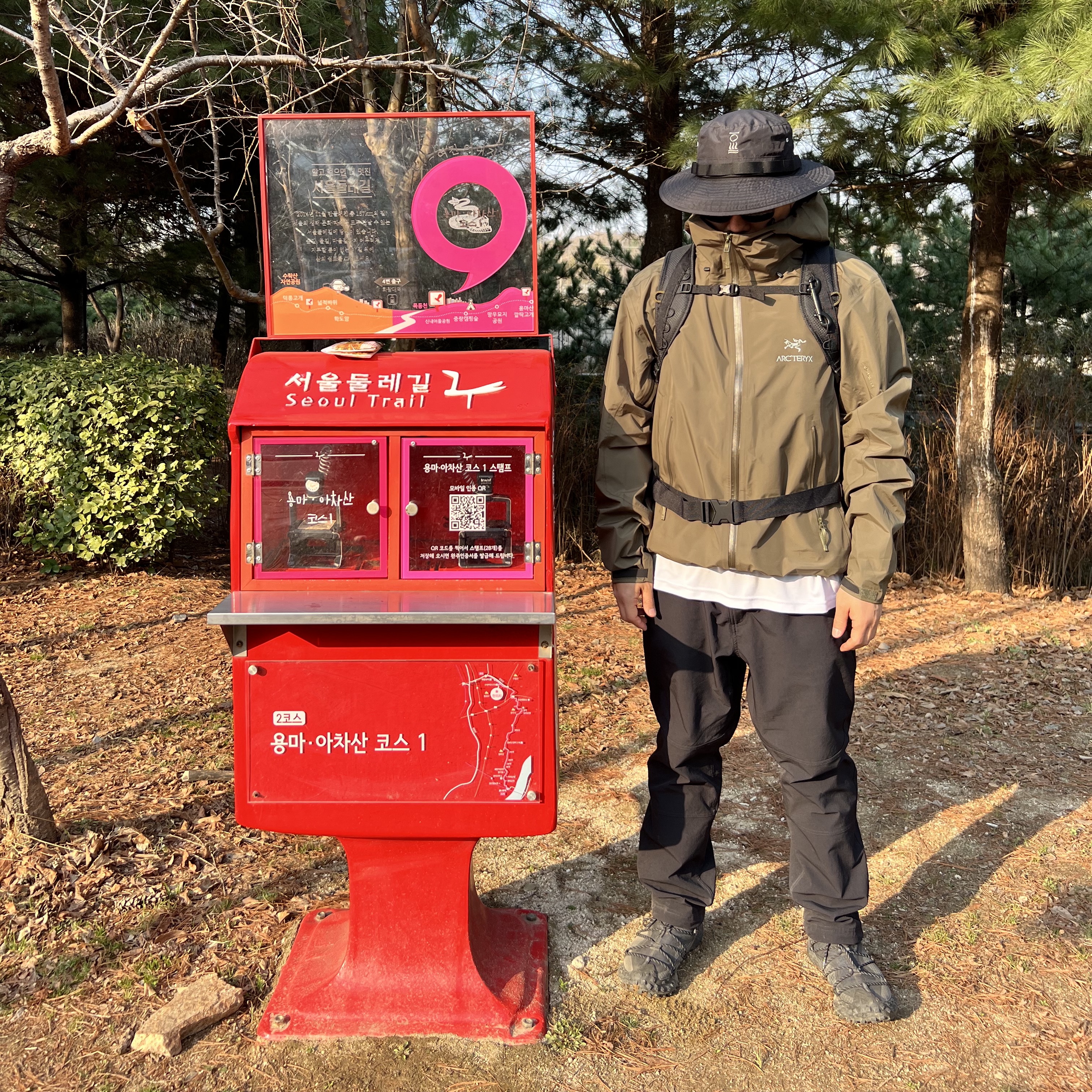 Nike ACG Mountain Fly Low Gore-Tex SE Dark Smoke Grey, Nike ACG Sun farer Trail Pants Black - Asia 착용 스타일 - 3