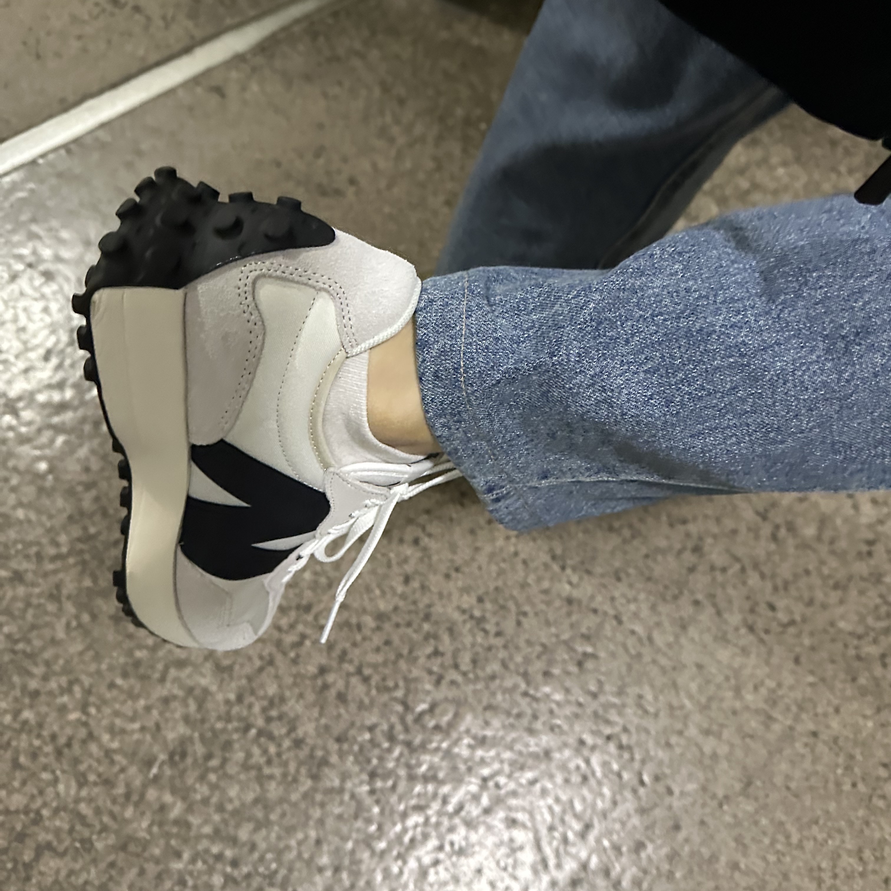 New Balance 327 White Black 착용 스타일