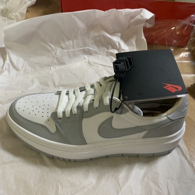 (W) Jordan 1 Elevate Low White and Wolf Grey 착용 스타일 - 1