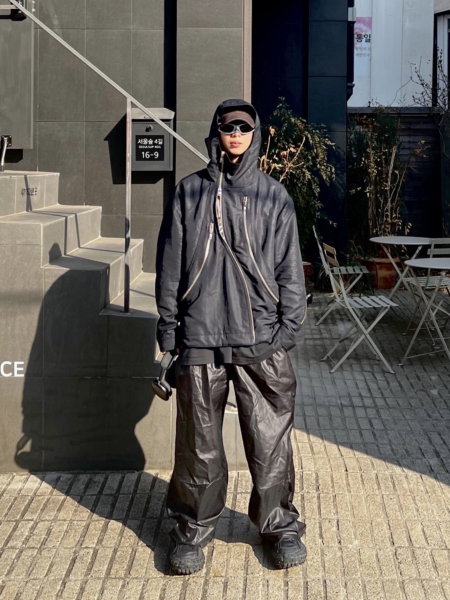Balenciaga Sporty B Sunfaded Cap Black, Balenciaga Defender Sneakers Black 착용 스타일 - 1