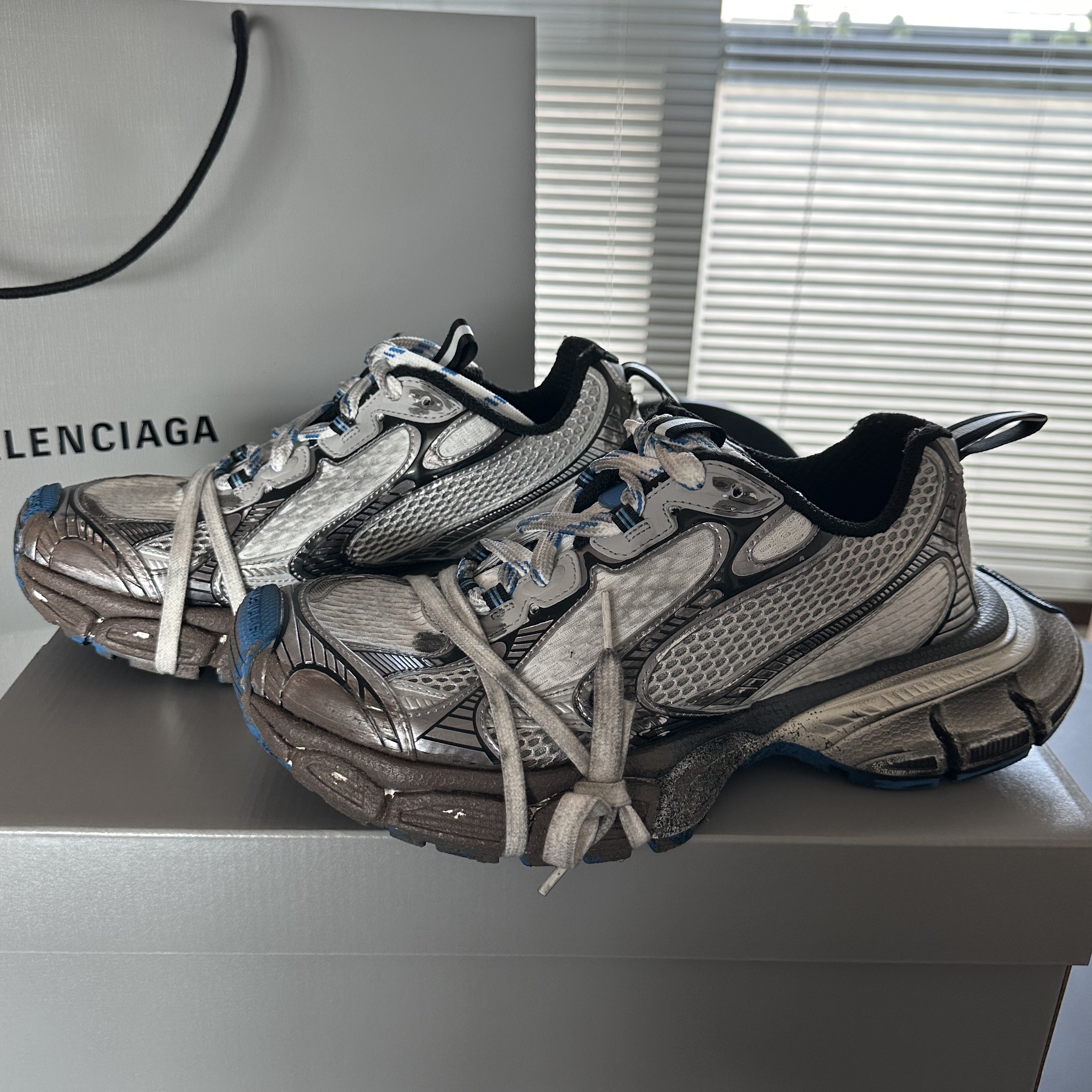Balenciaga 3XL Sneakers Light Beige 착용 스타일 - 3