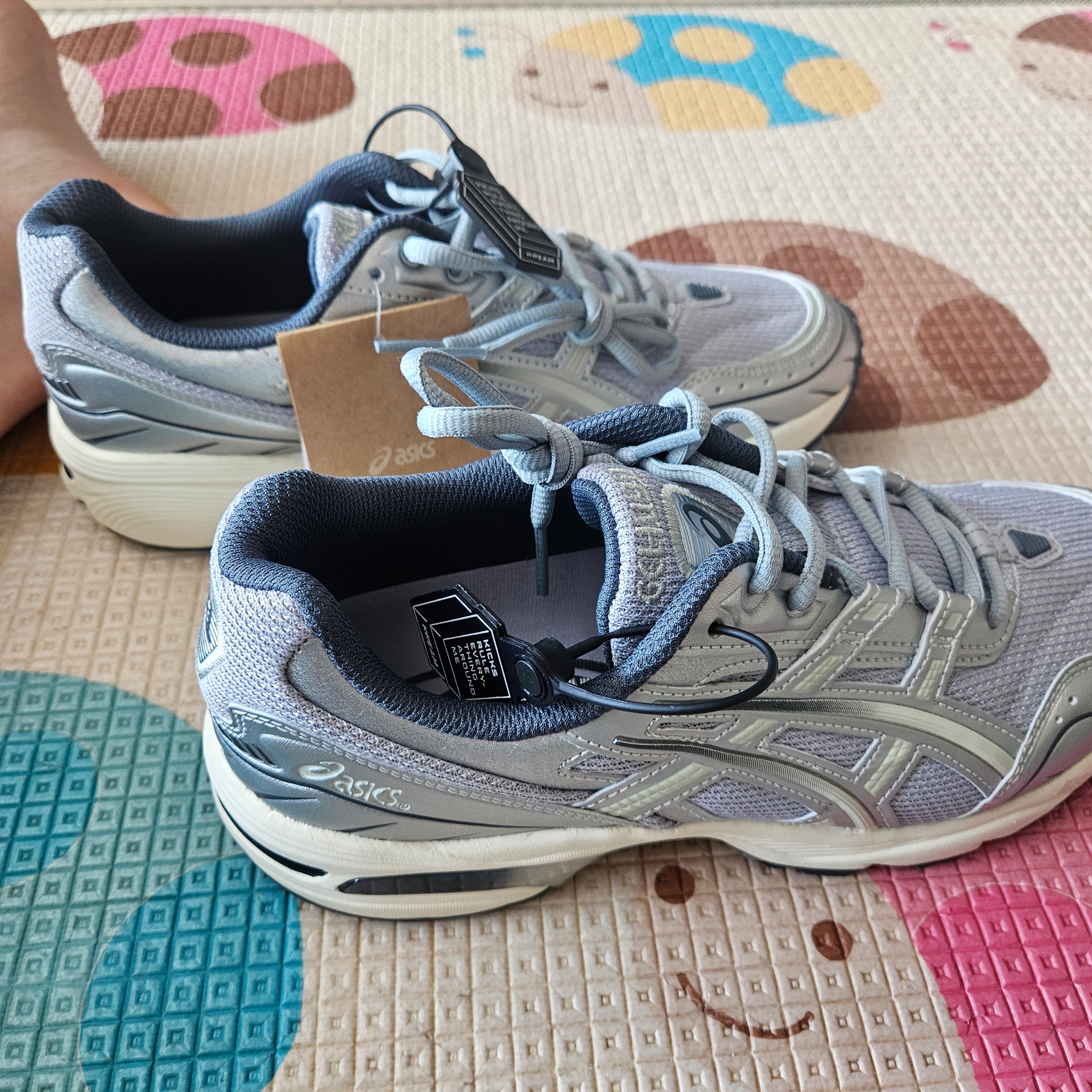 Asics Gel-1090 Piedmont Grey 착용 스타일