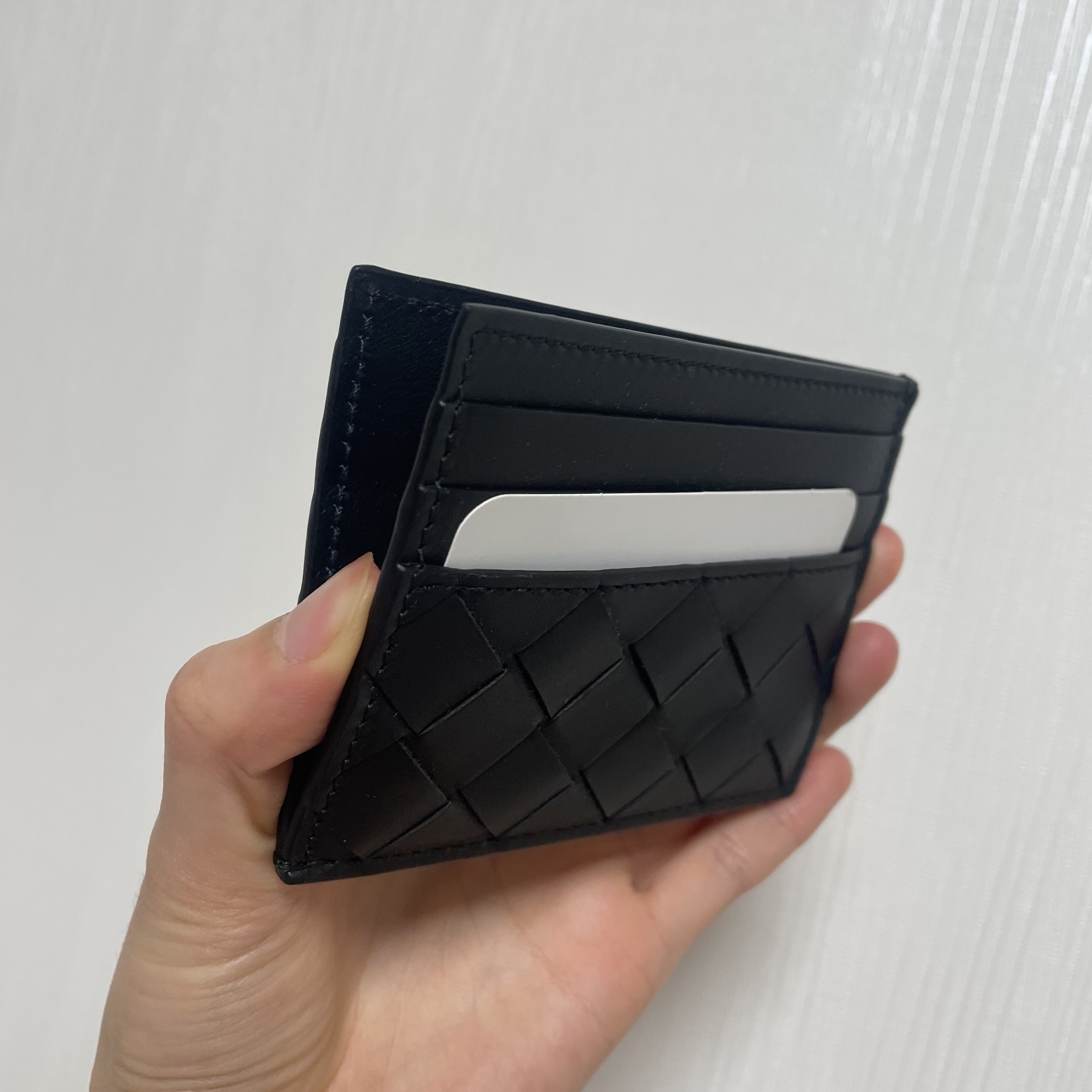 Bottega Veneta Card Case Black 착용 스타일 - 2
