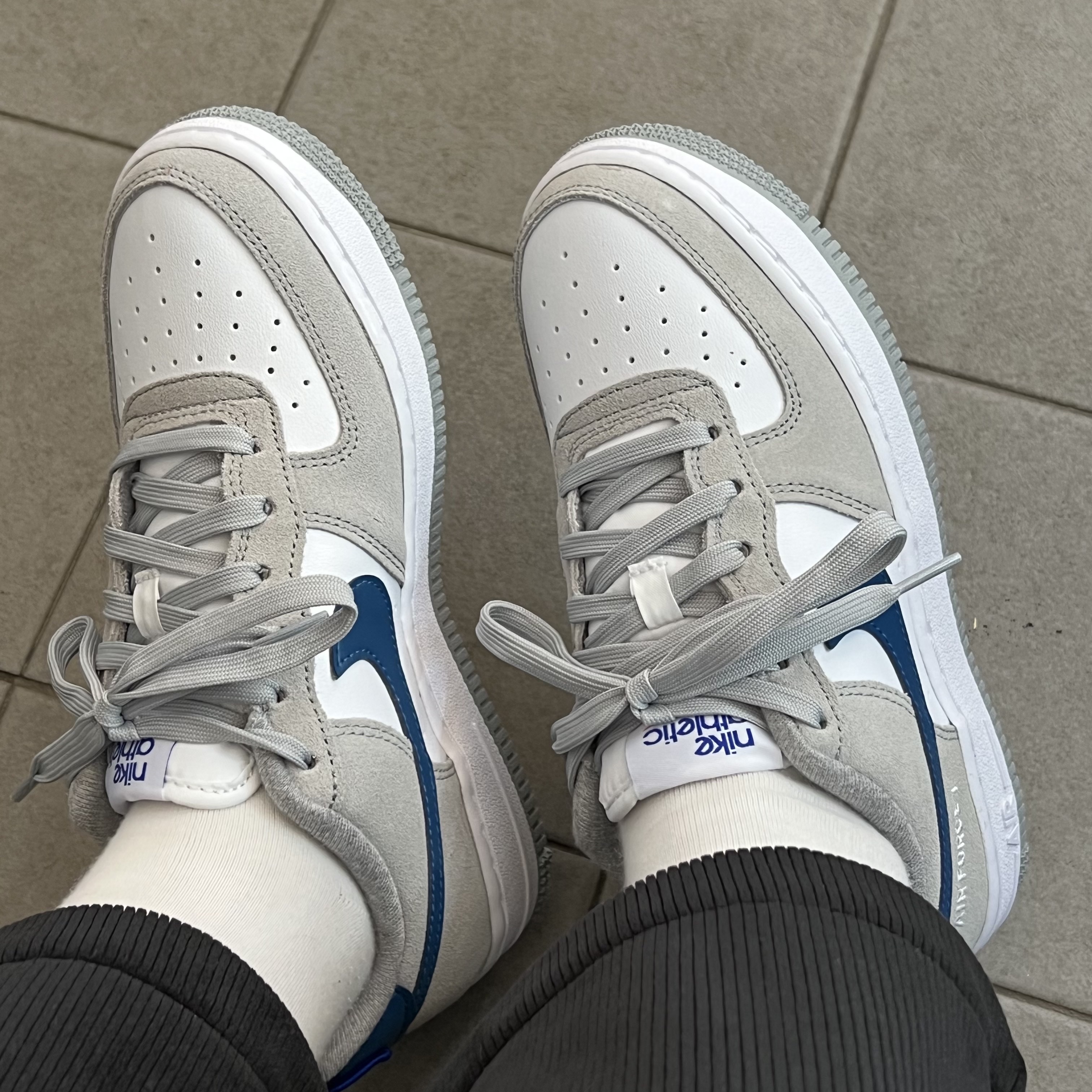 (GS) Nike Air Force 1 LV8 Athletic Club Light Smoke Grey Marina 착용 스타일 - 2