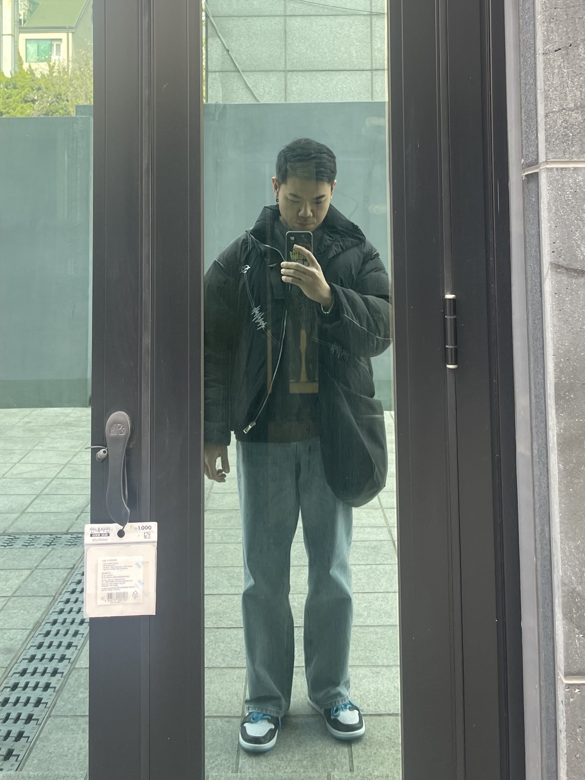 IAB Studio Pigment Sweatshirt Black, Jordan 1 Retro Low OG Black and Dark Powder Blue 착용 스타일