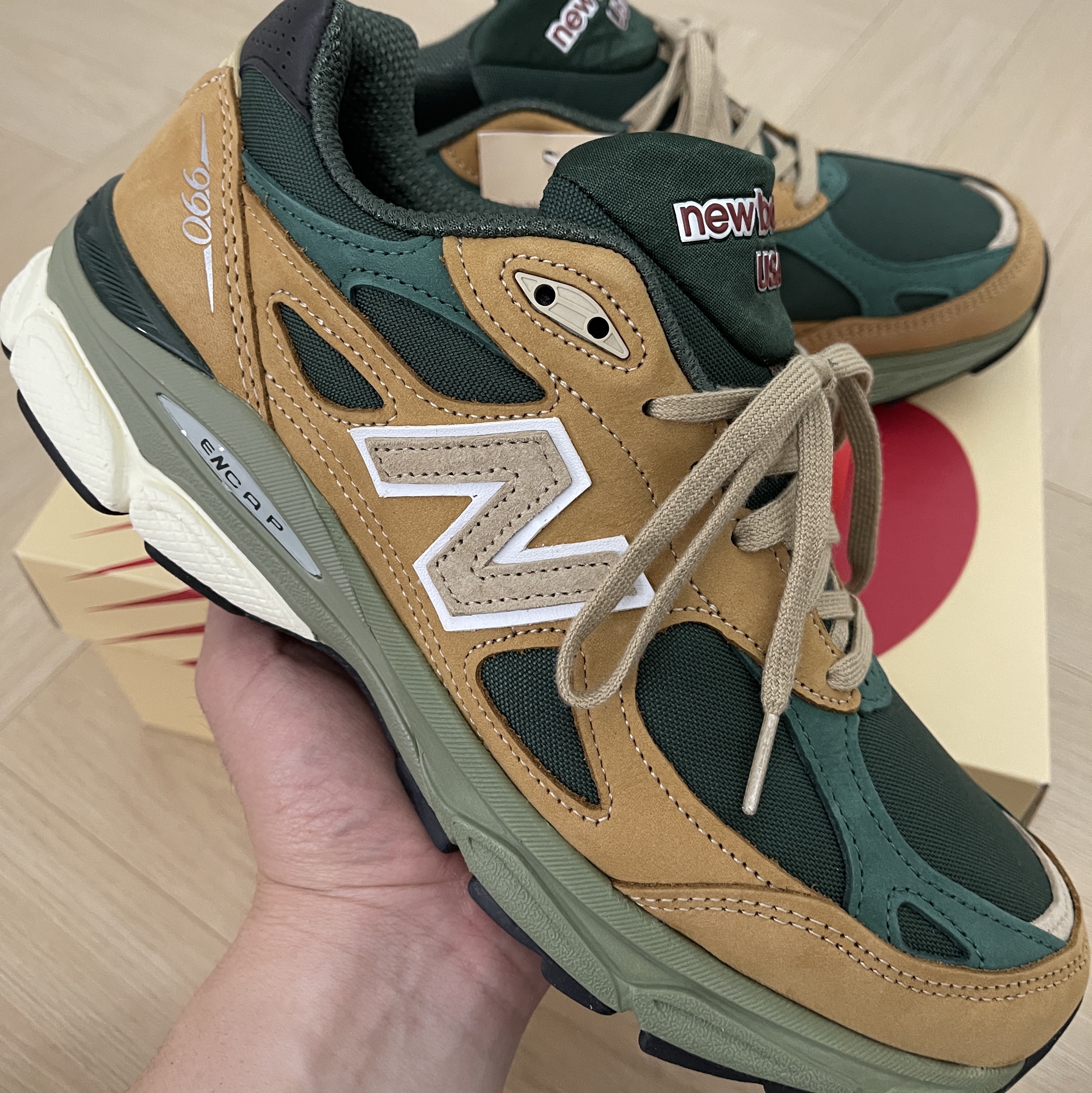 New Balance 990v3 Made in USA Tan Green 착용 스타일