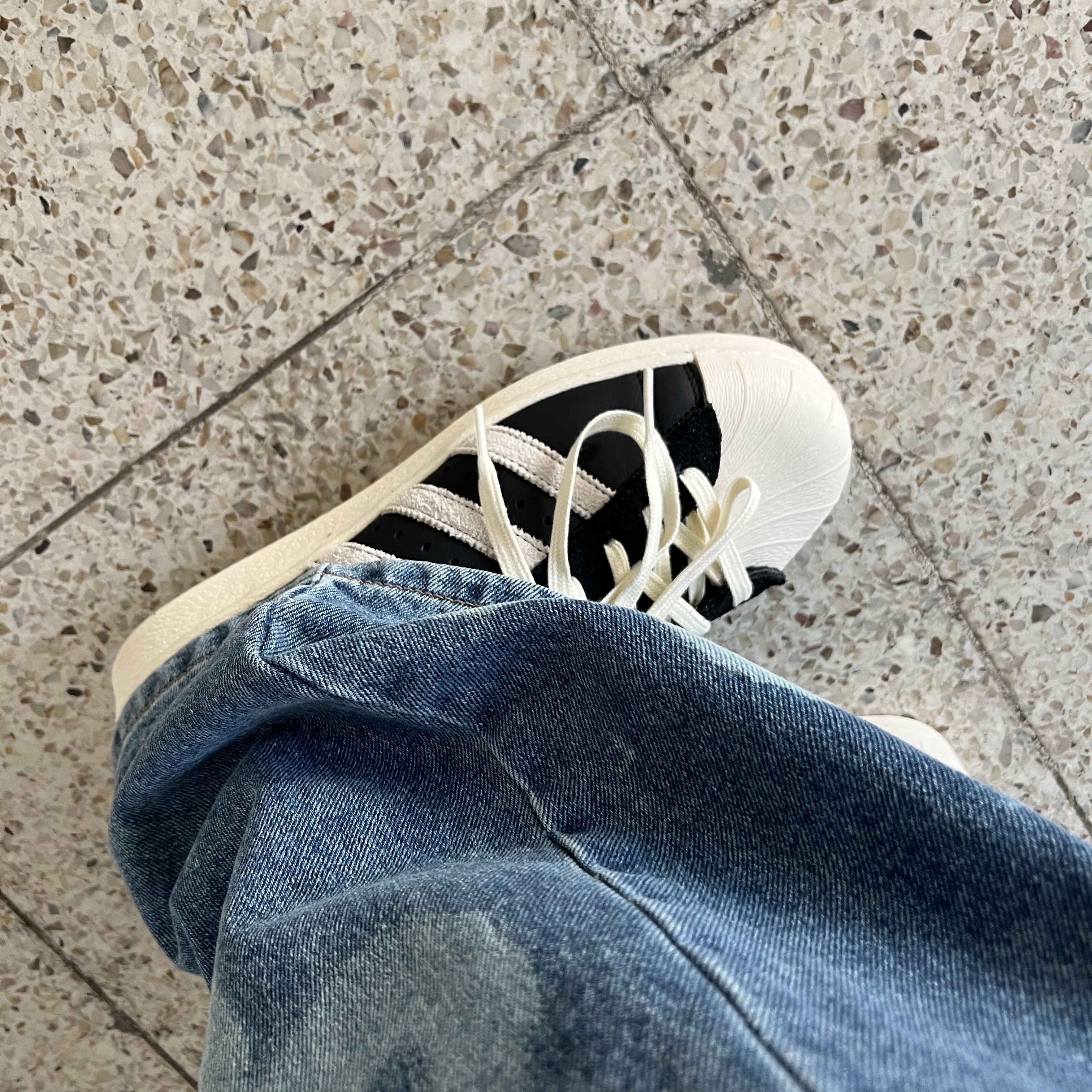 Adidas Superstar 82 Black White 착용 스타일