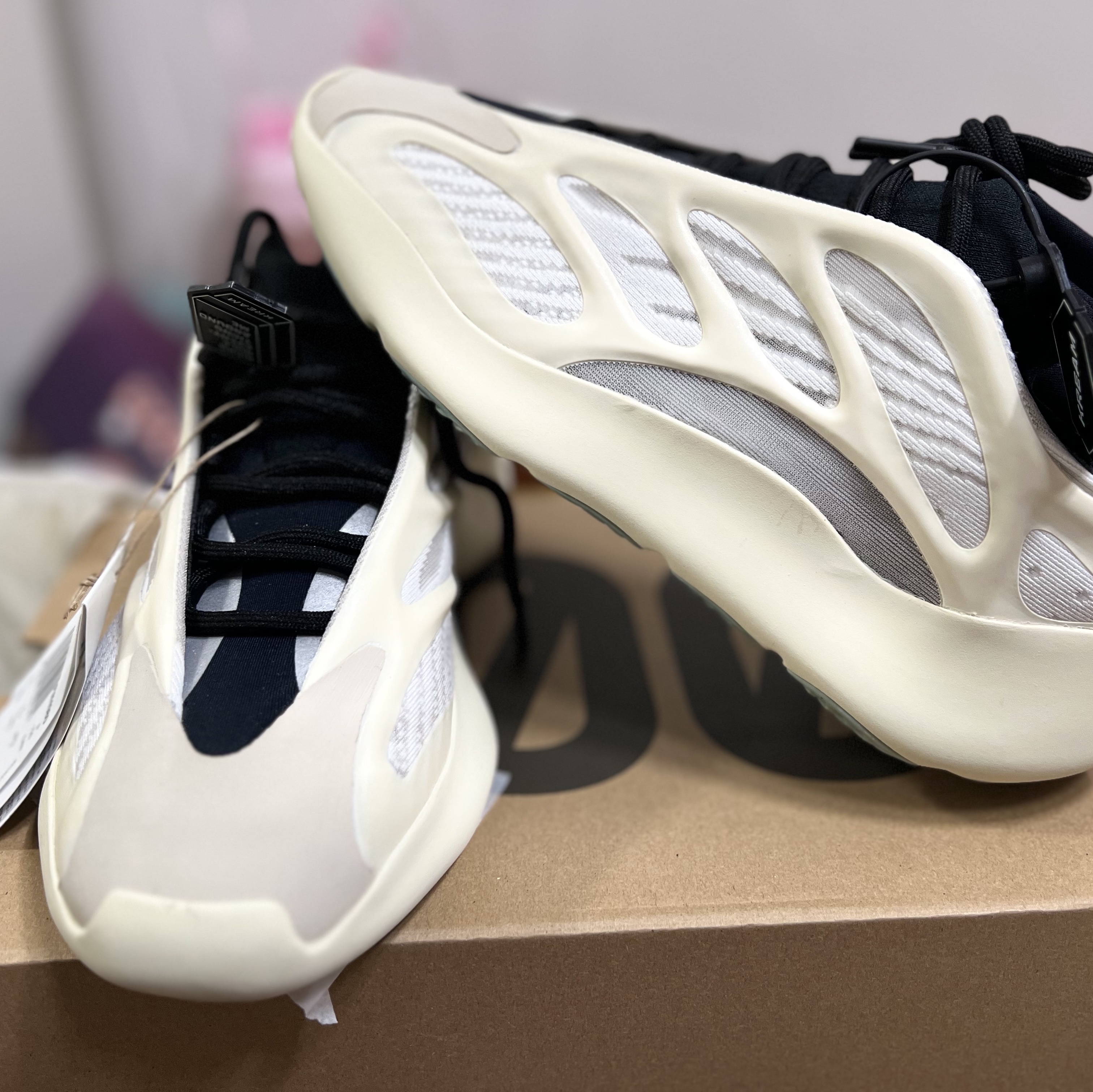 Adidas Yeezy 700 V3 Azael 2022/2023 착용 스타일 - 3