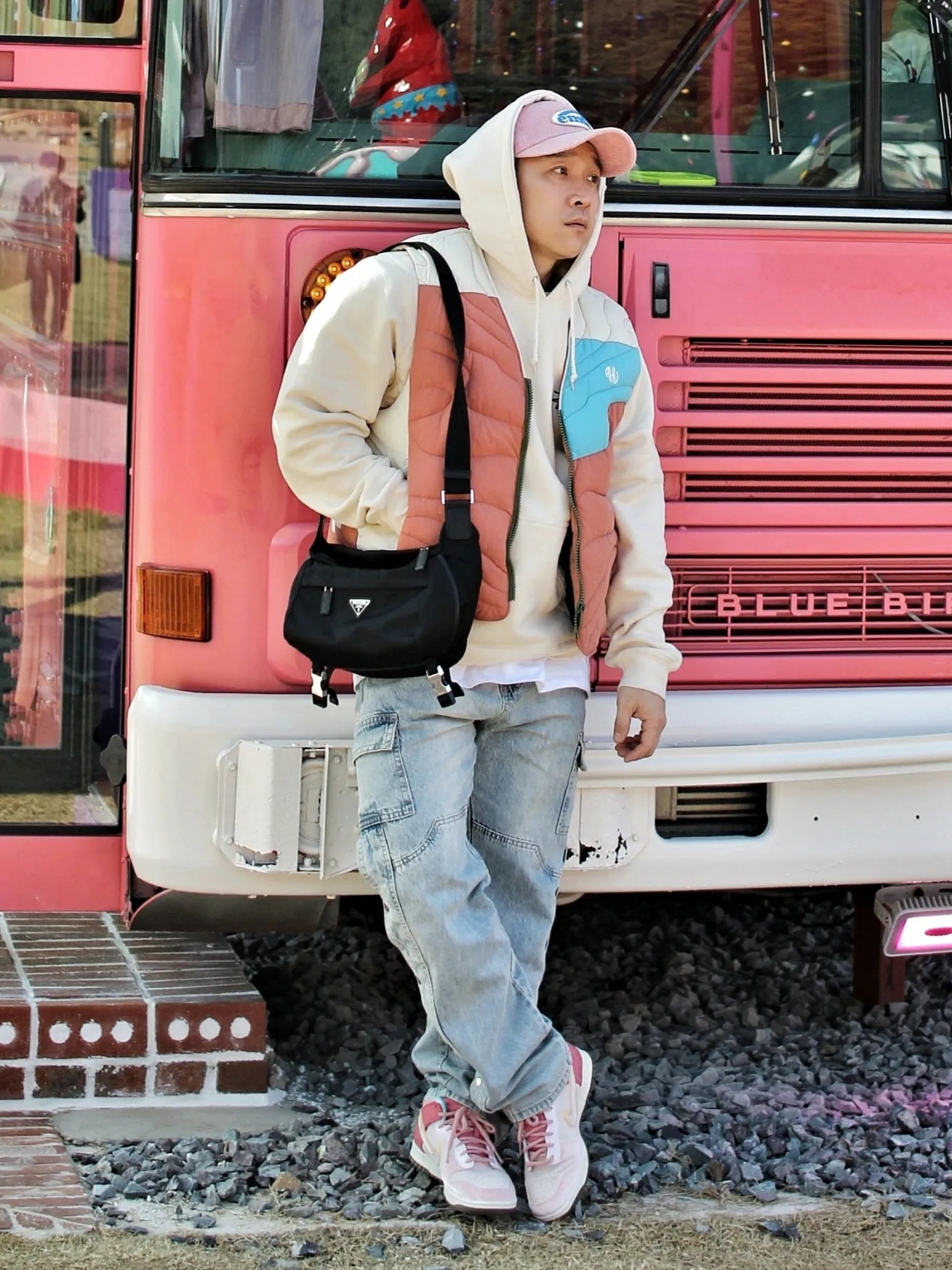 Nike x Social Status Dunk Mid Free Lunch Strawberry Milk, Prada Re-Nylon and Saffiano Leather Shoulder Bag Black 착용 스타일 - 2