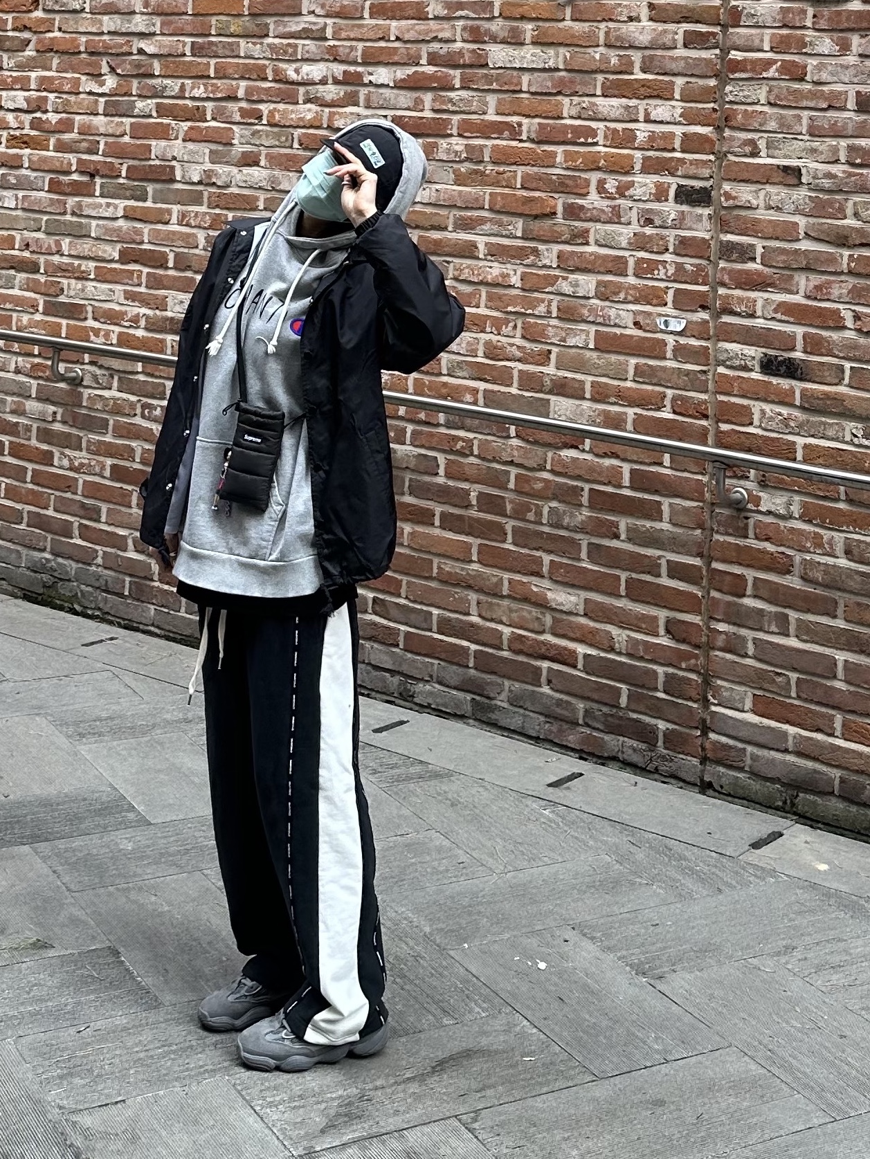 Supreme Puffer Neck Pouch Black - 22FW, Adidas Yeezy 500 Granite 착용 스타일 - 1