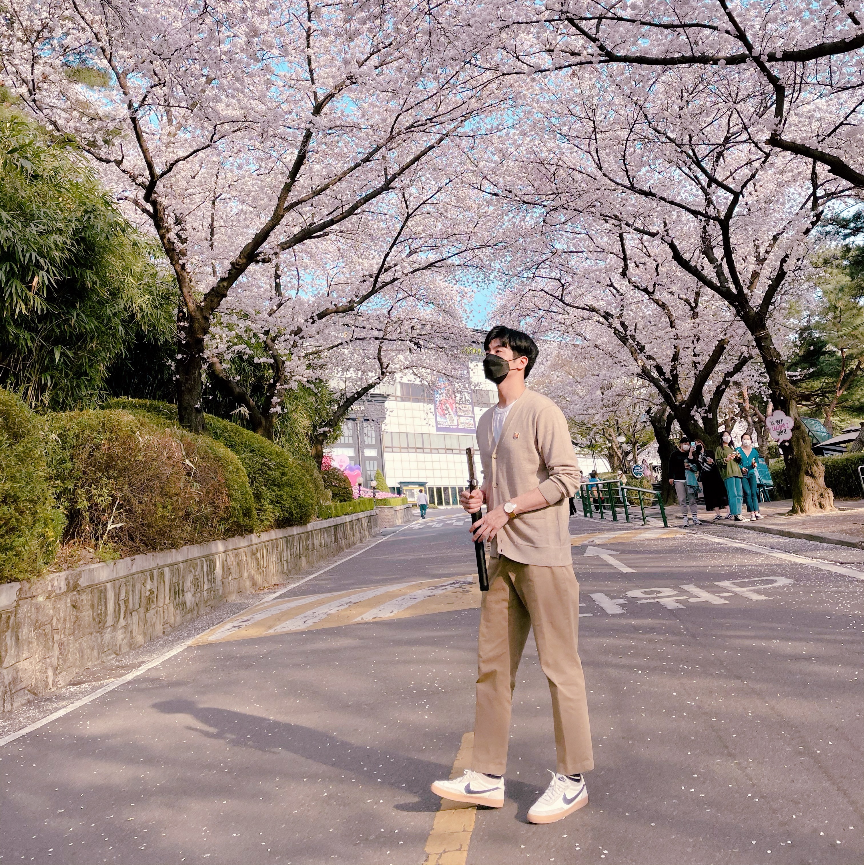 Maison Kitsune Fox Head Patch Classic Cardigan Beige Melange, Nike x J.Crew Killshot 2 Sail Midnight Navy 착용 스타일