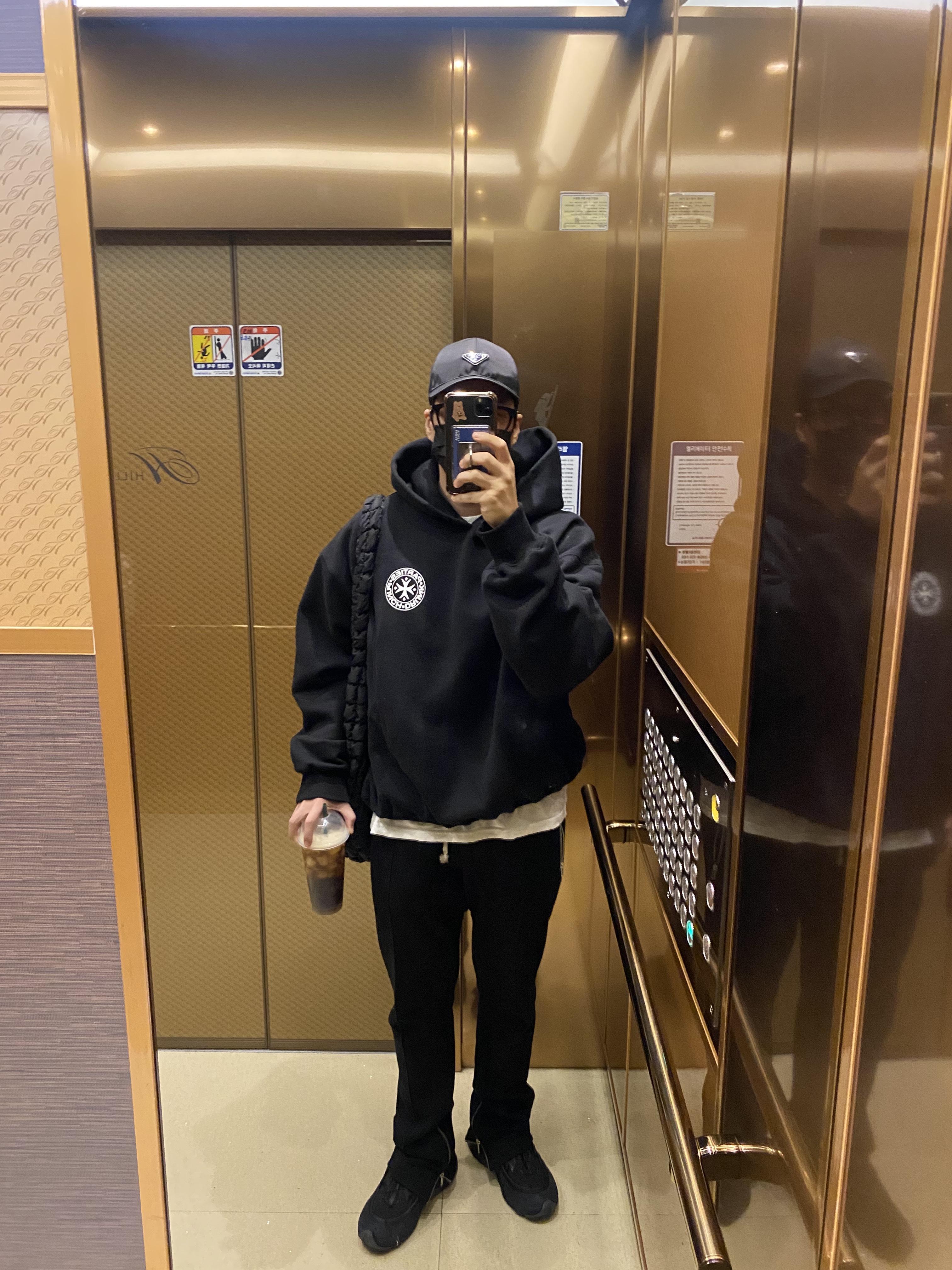 Adidas x Mr. Baeley Ozmorphis Core Black Grey Six, COS Quilted Oversized Shoulder Bag Black 착용 스타일