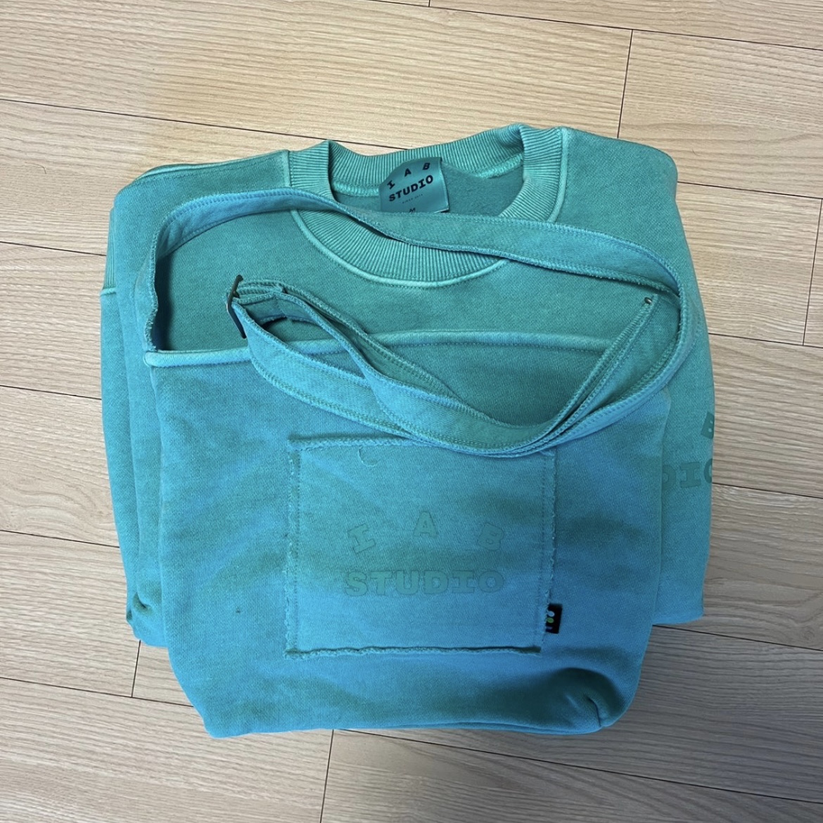 IAB Studio Pigment Sweatshirt & Mini Bag Jade 착용 스타일