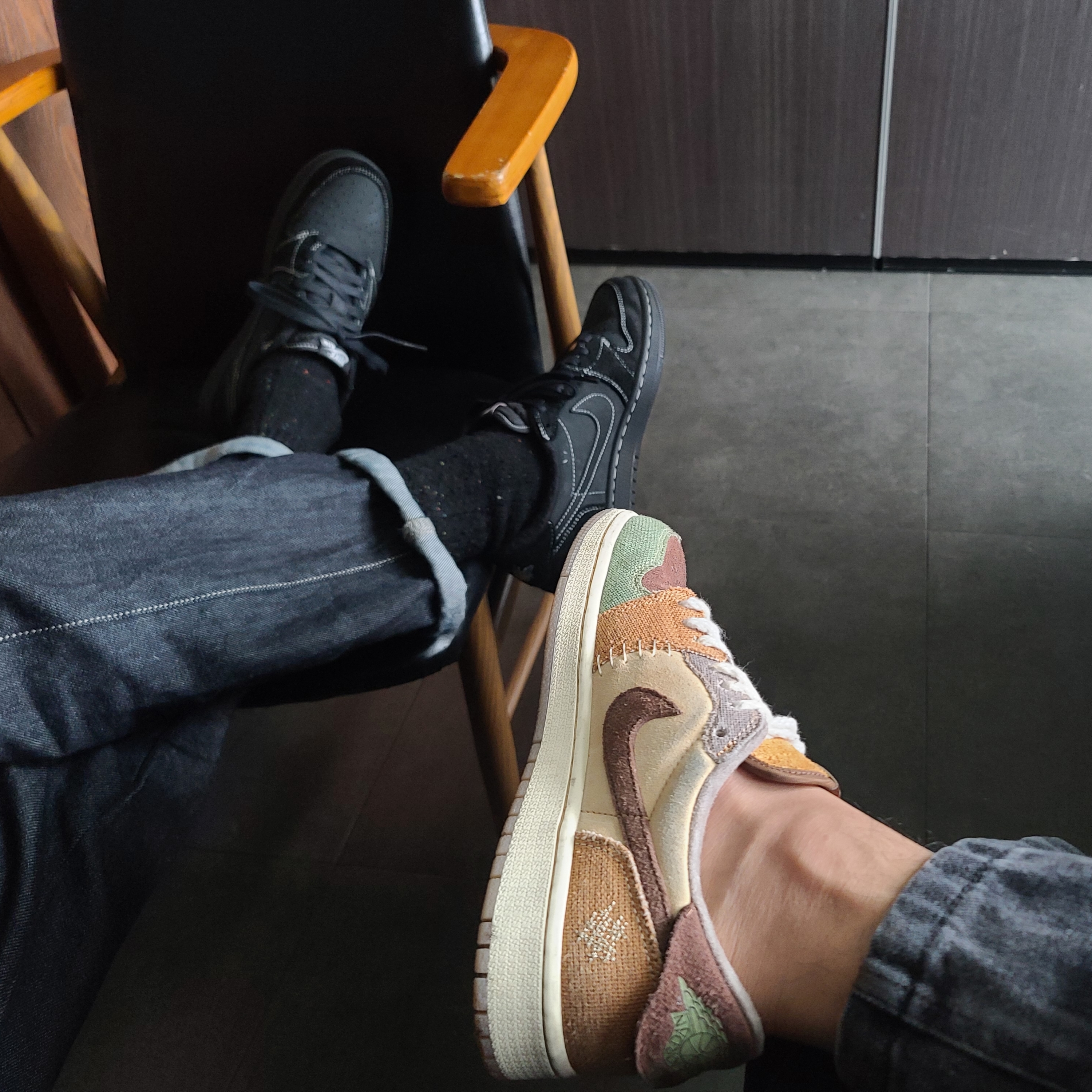 Jordan 1 x Zion Williamson Retro Low OG Flax and Oil Green, Jordan 1 x Travis Scott Retro Low OG SP Black Phantom 착용 스타일