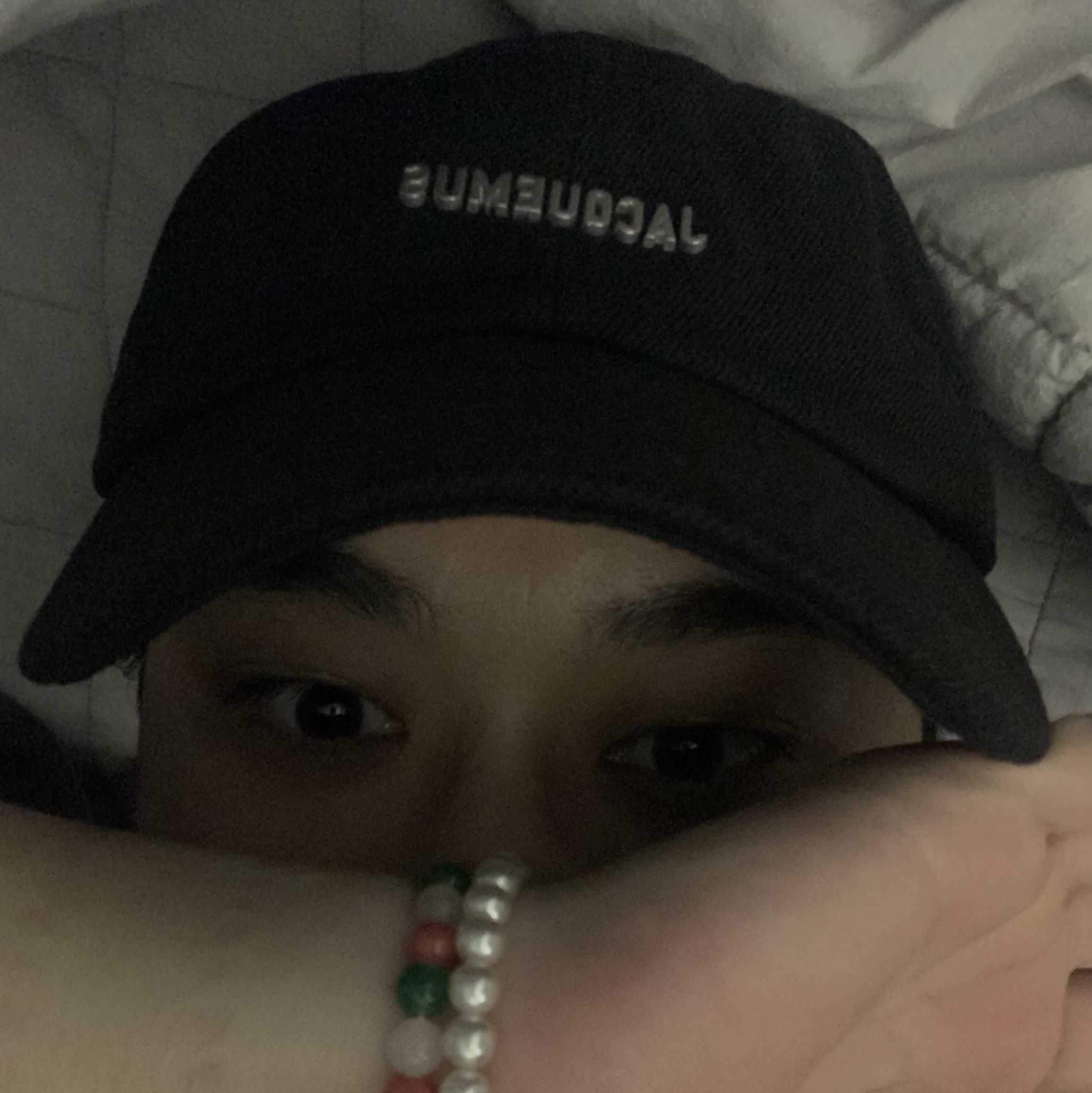 Jacquemus La Casquette Rond Round-Back Baseball Cap Black, Jacquemus Le Sweatshirt Printed Logo Hoodie Grey 착용 스타일 - 4