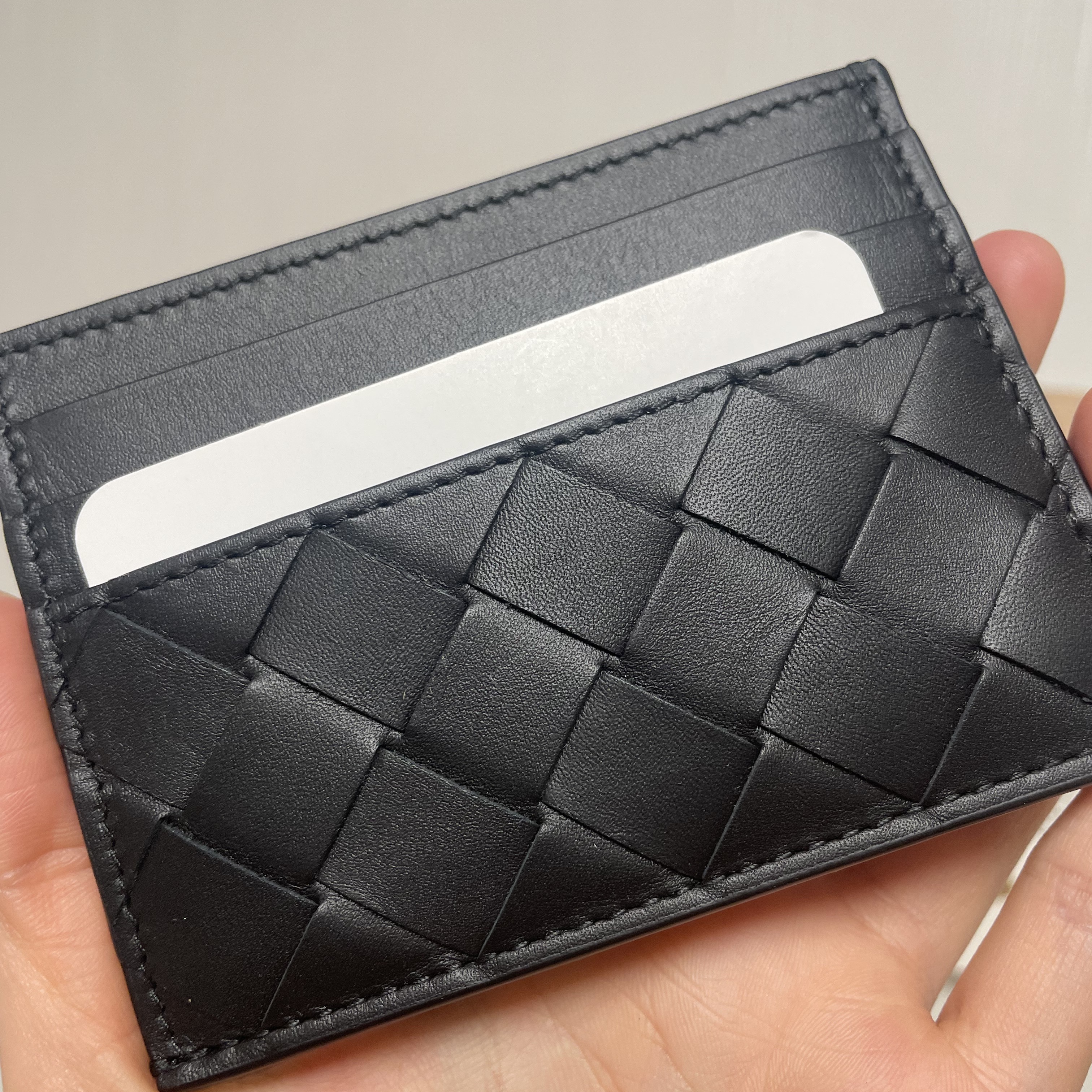 Bottega Veneta Card Case Black 착용 스타일 - 3