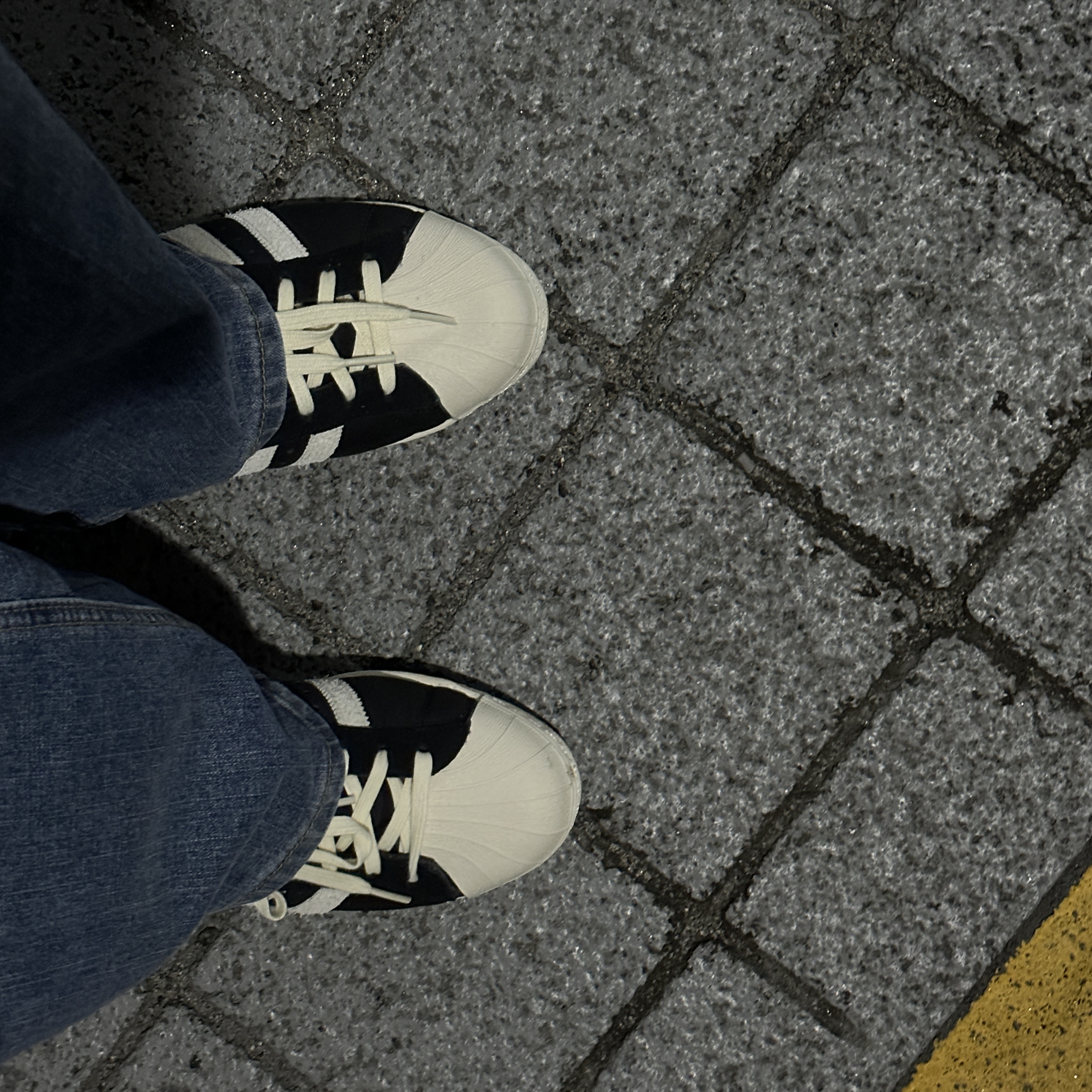 Adidas Superstar 82 Black White 착용 스타일