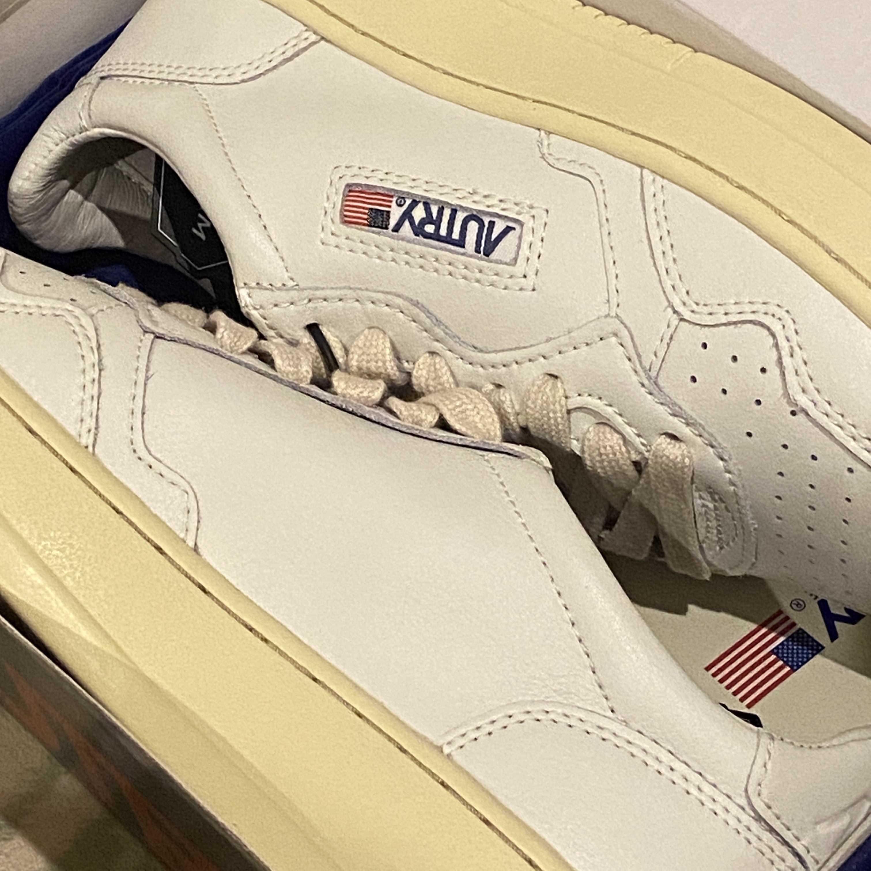 (W) Autry Medalist Low Leather Sneakers White 착용 스타일 - 1