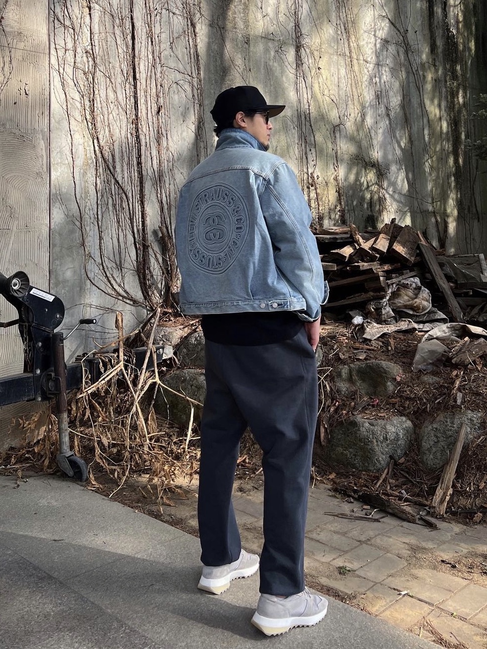 Stussy x Levi's Embossed Trucker Jacket Indigo, Fear of God Vintage Runner Tortora 착용 스타일