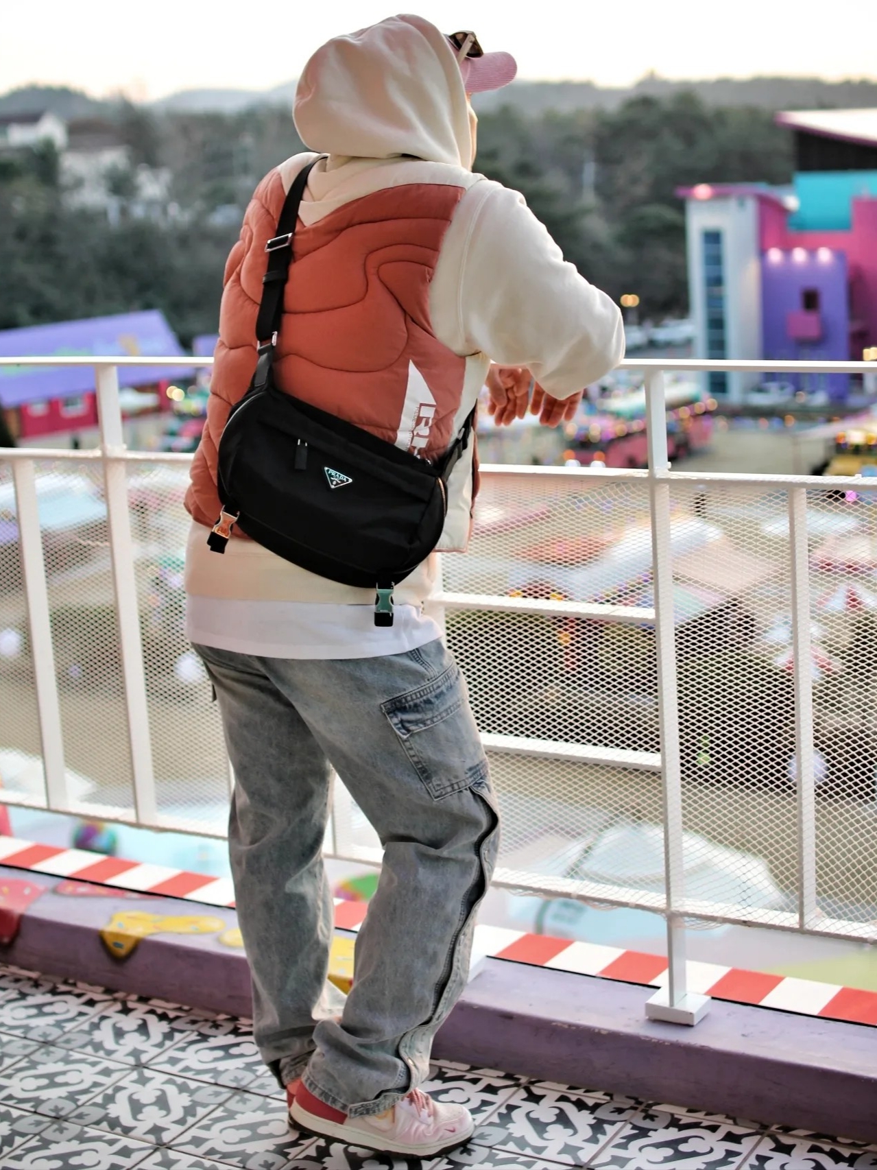 Nike x Social Status Dunk Mid Free Lunch Strawberry Milk, Prada Re-Nylon and Saffiano Leather Shoulder Bag Black 착용 스타일 - 4