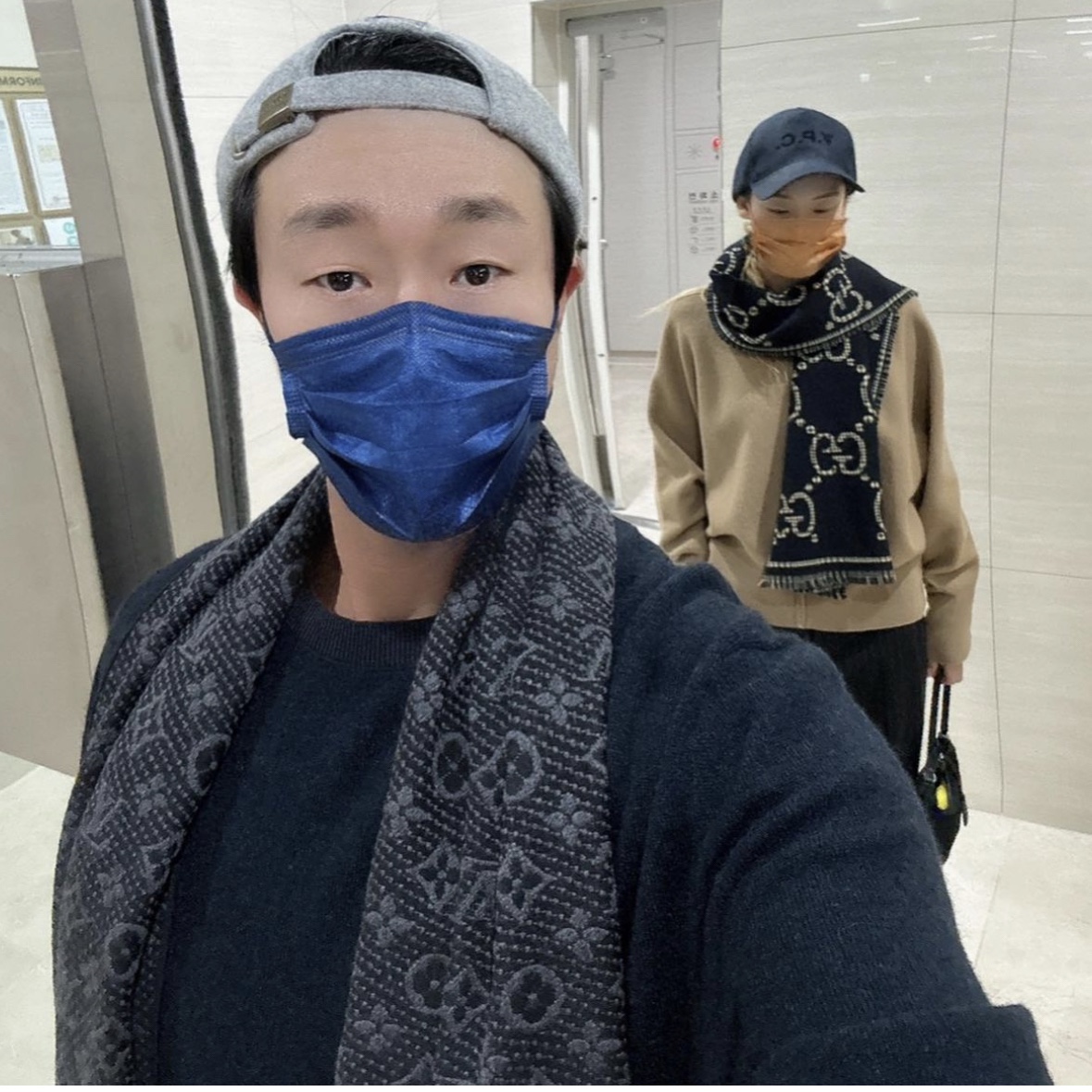 Gucci GG Wool Jacquard Muffler Black Ivory, Louis Vuitton Monogram Classic Muffler Charcoal Grey 착용 스타일 - 2