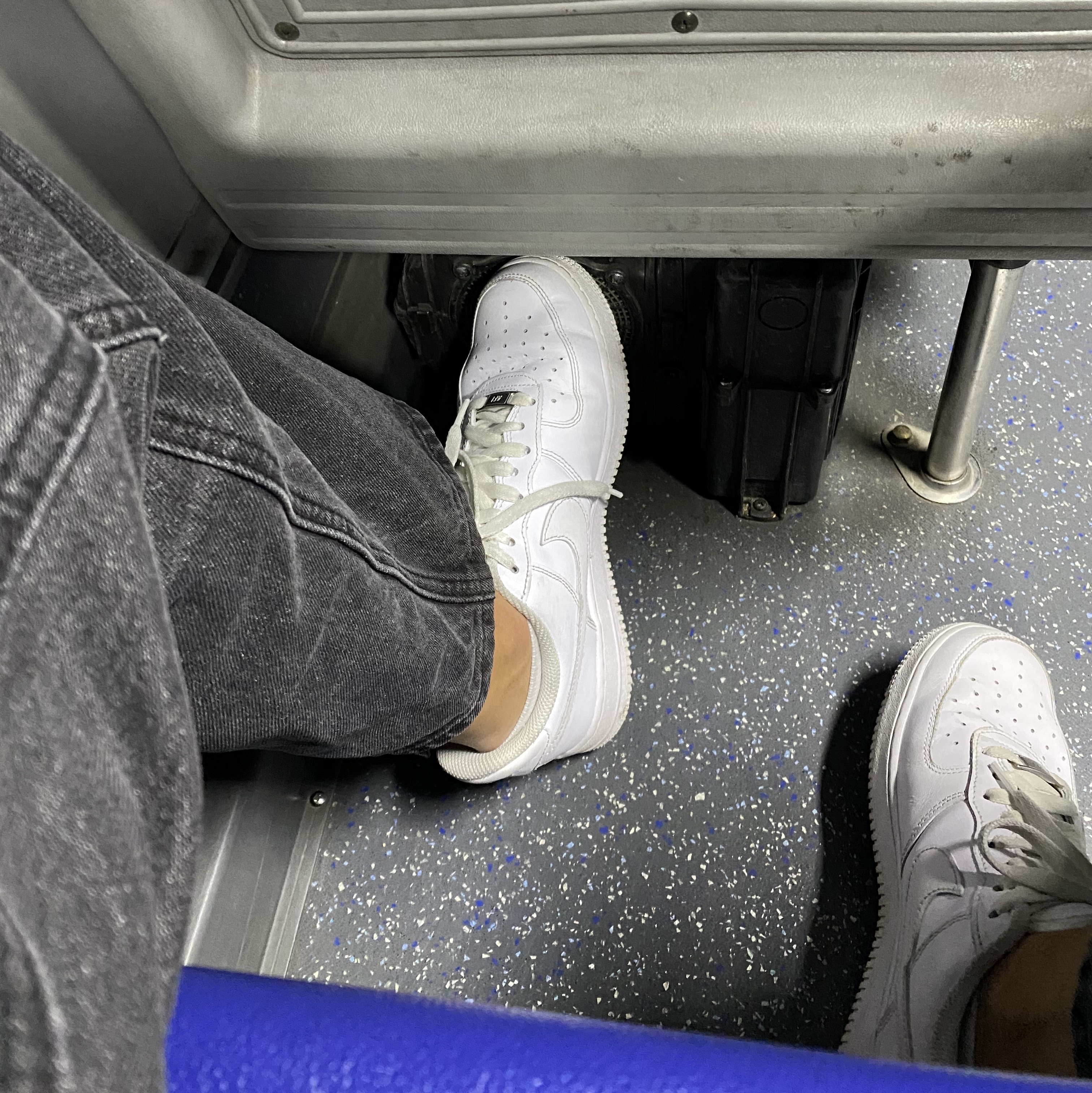 Nike Air Force 1 '07 Low White, Apple Watch SE 44mm GPS Silver Aluminum Case with Sport Band White (Korean Ver.) 착용 스타일 - 2