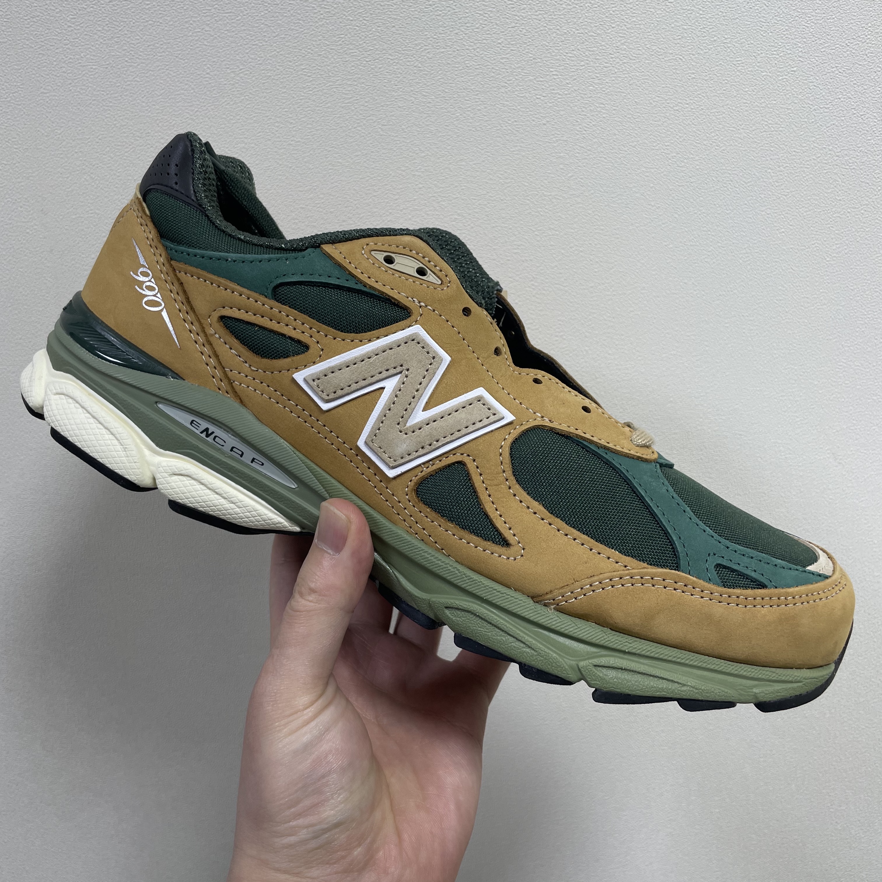 New Balance 990v3 Made in USA Tan Green 착용 스타일