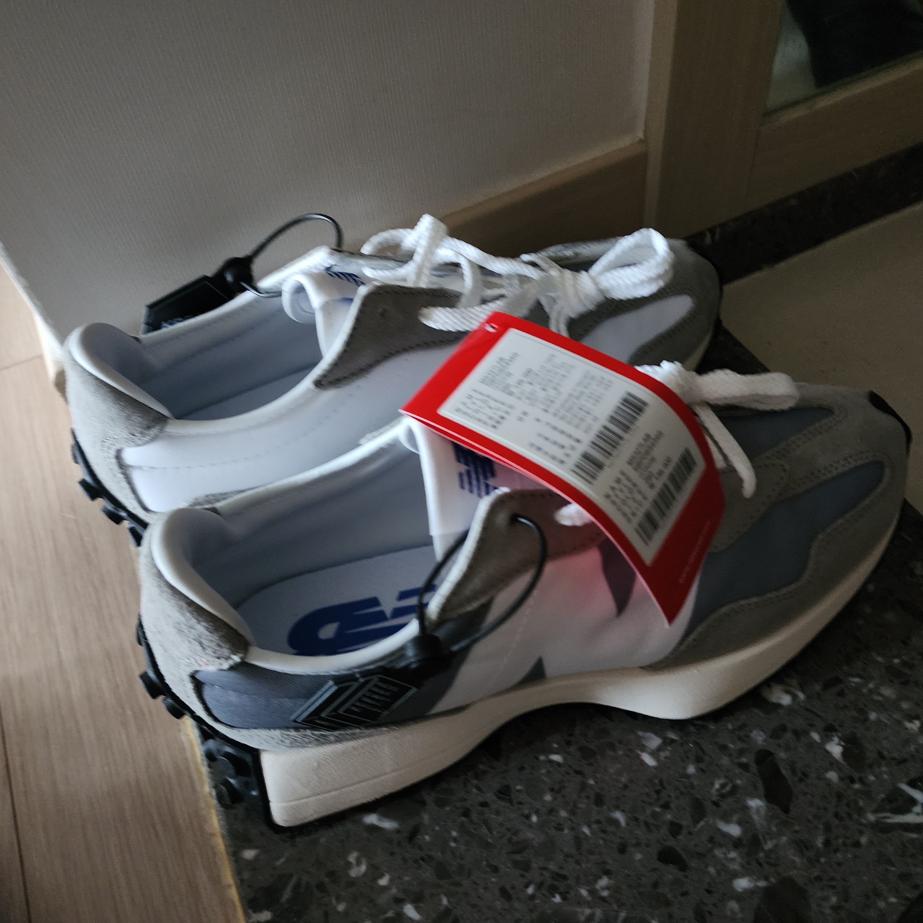 New Balance 327 Grey 착용 스타일