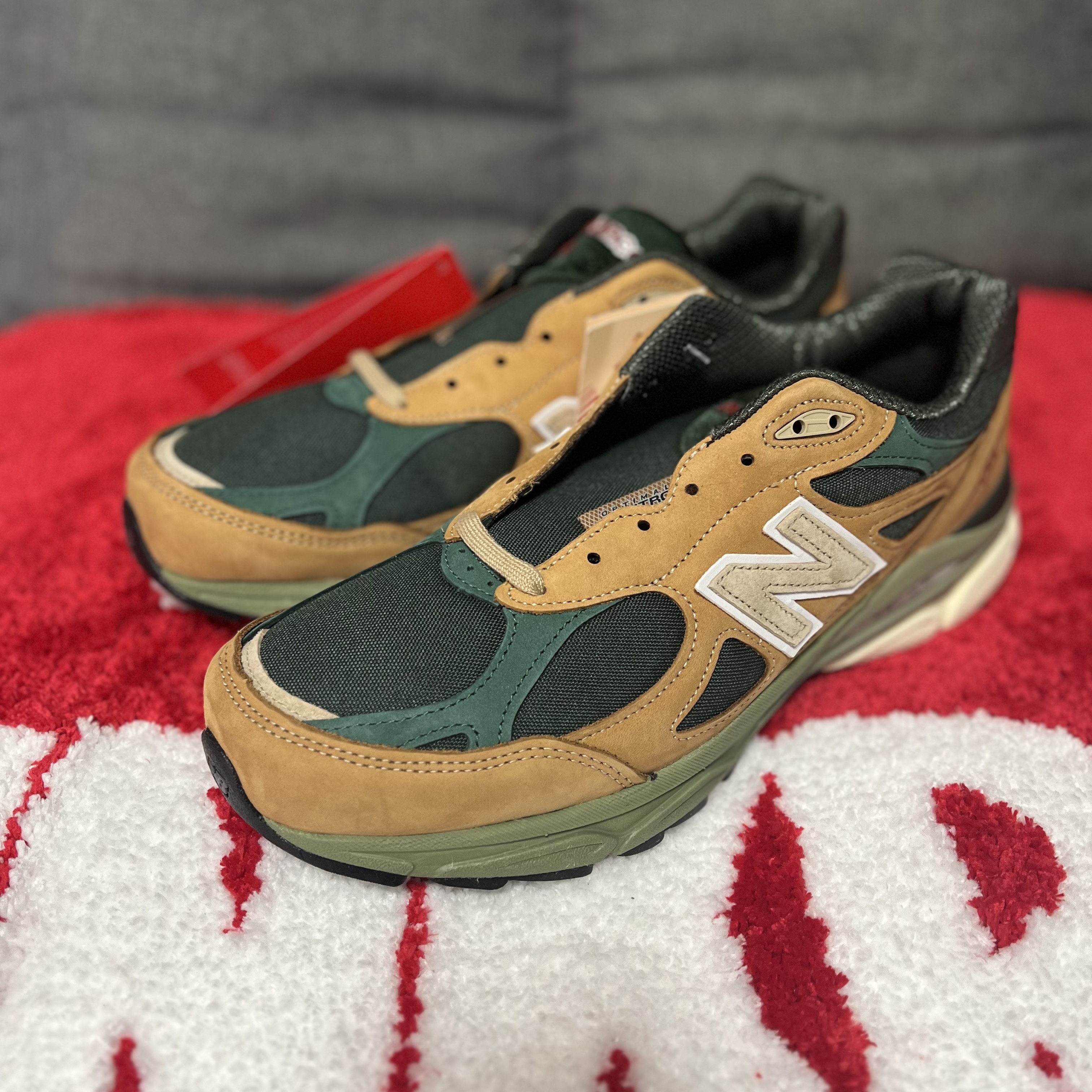 New Balance 990v3 Made in USA Tan Green 착용 스타일 - 1