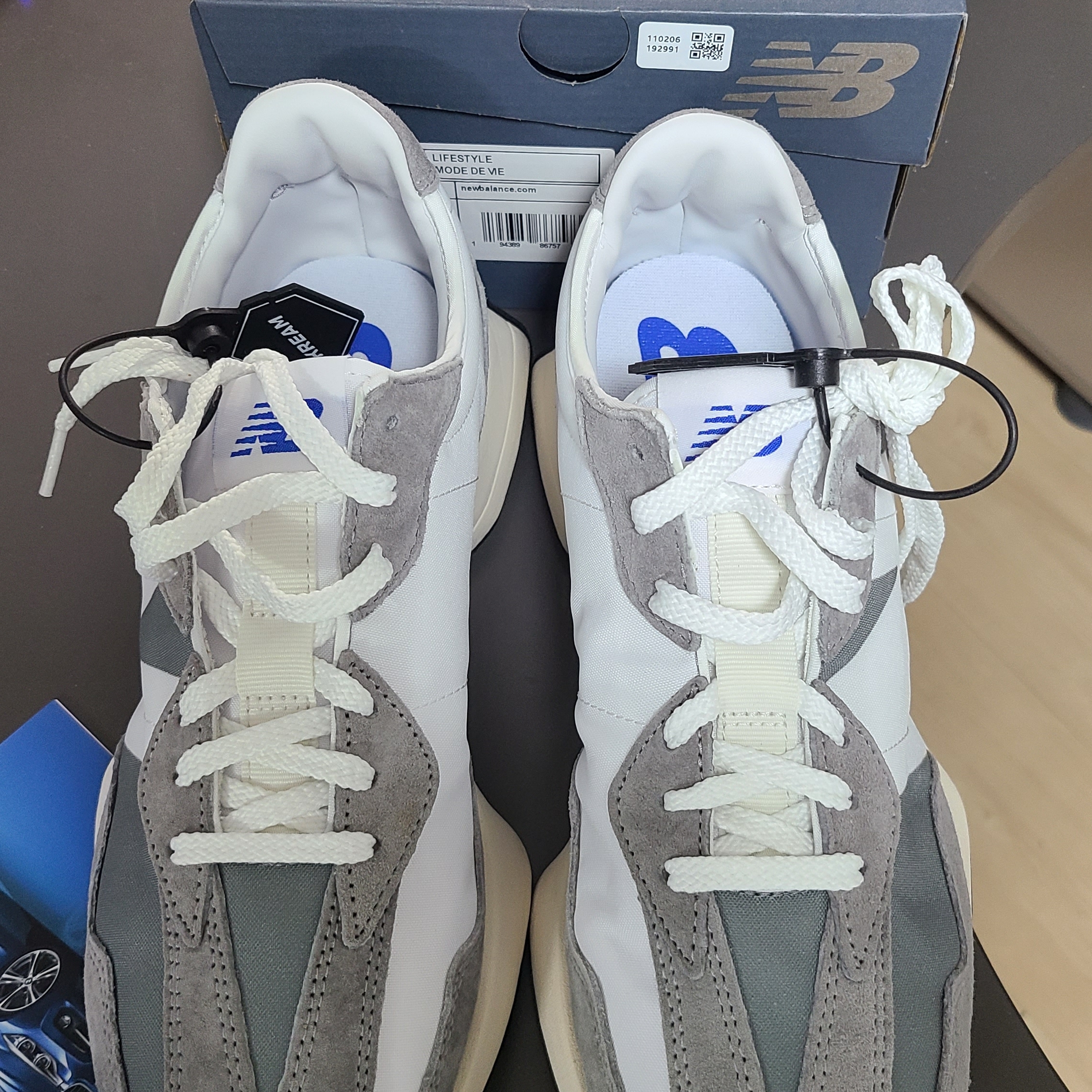 New Balance 327 Grey 착용 스타일 - 2