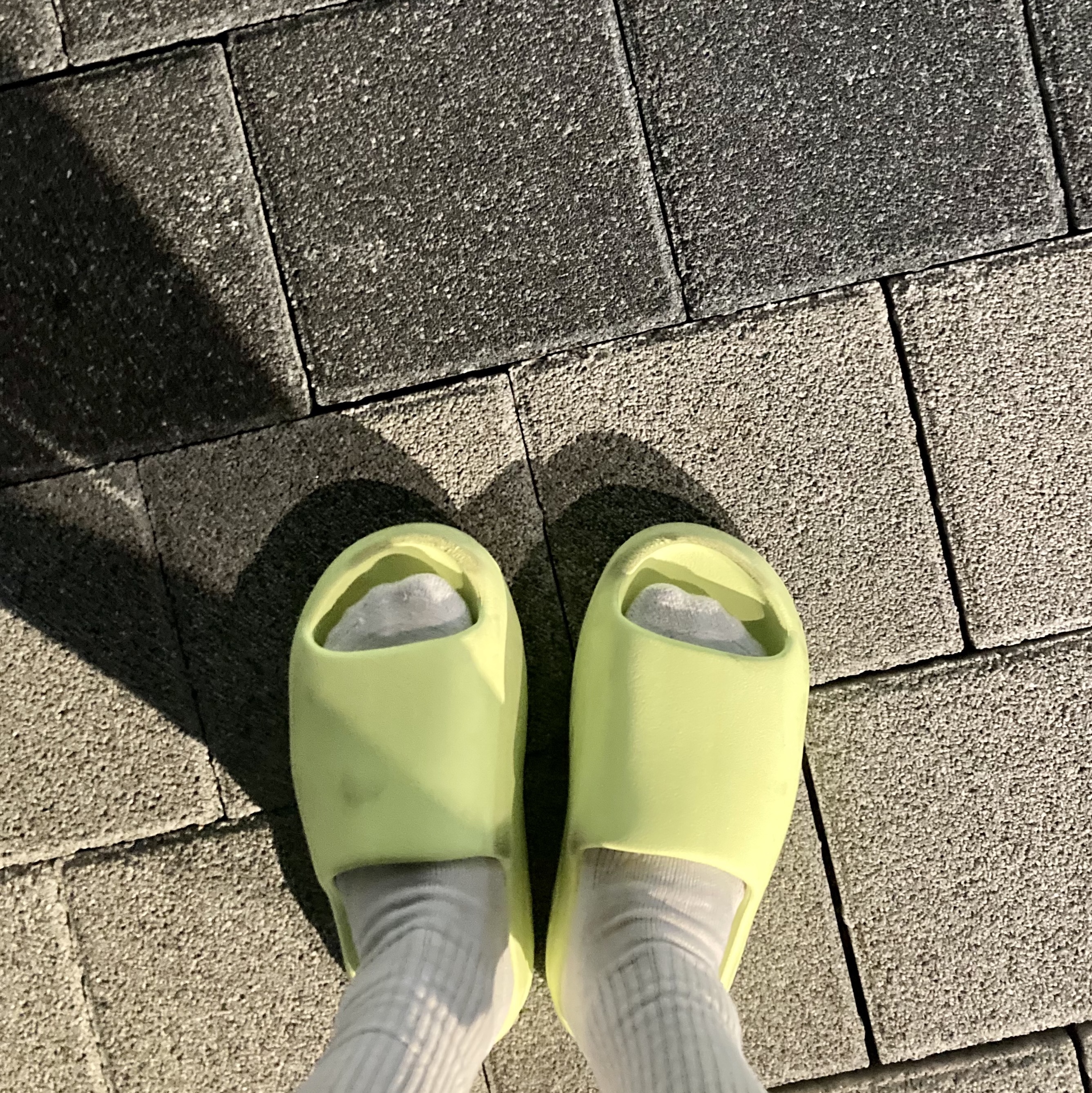 Adidas Yeezy Slide Resin 2022 착용 스타일