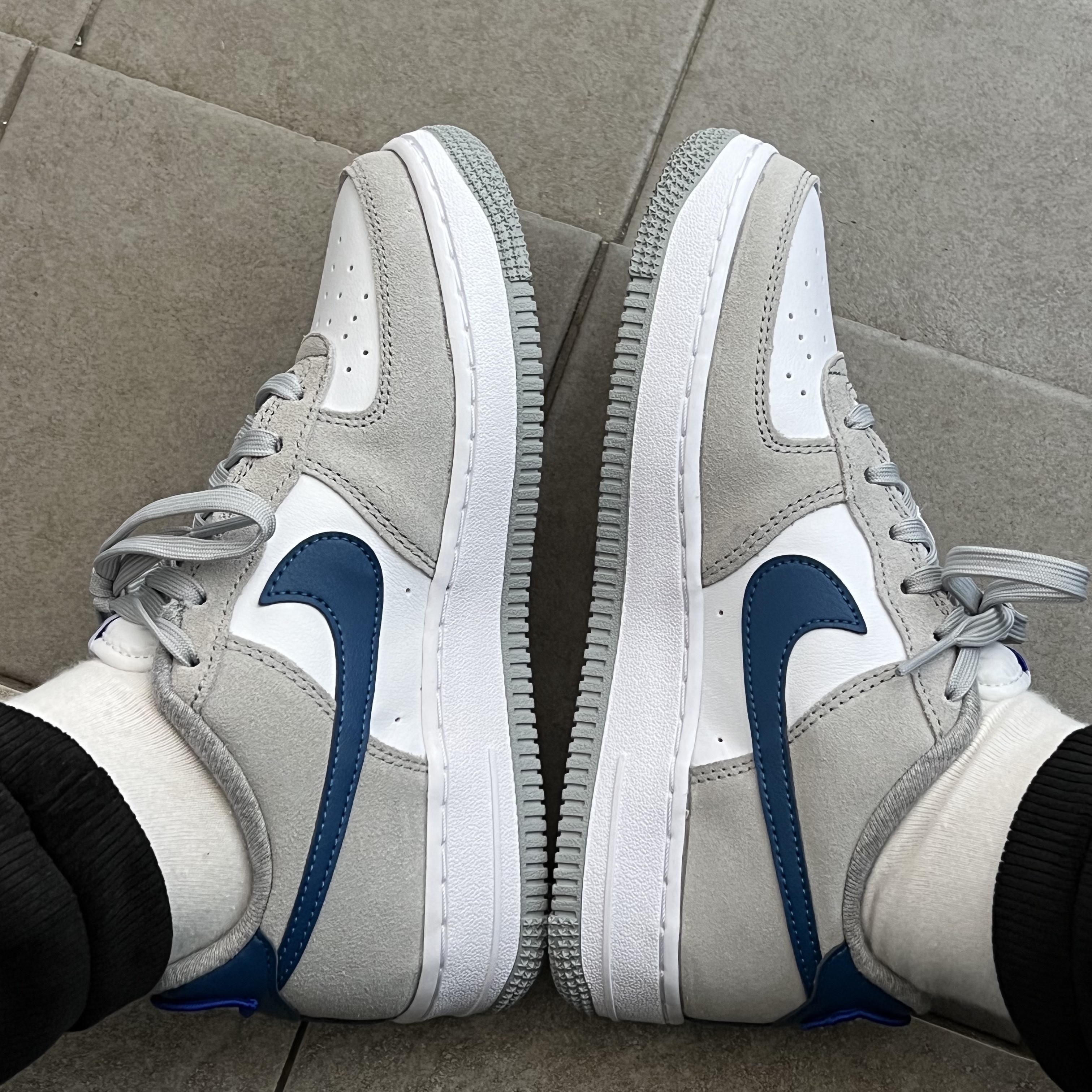 (GS) Nike Air Force 1 LV8 Athletic Club Light Smoke Grey Marina 착용 스타일 - 3