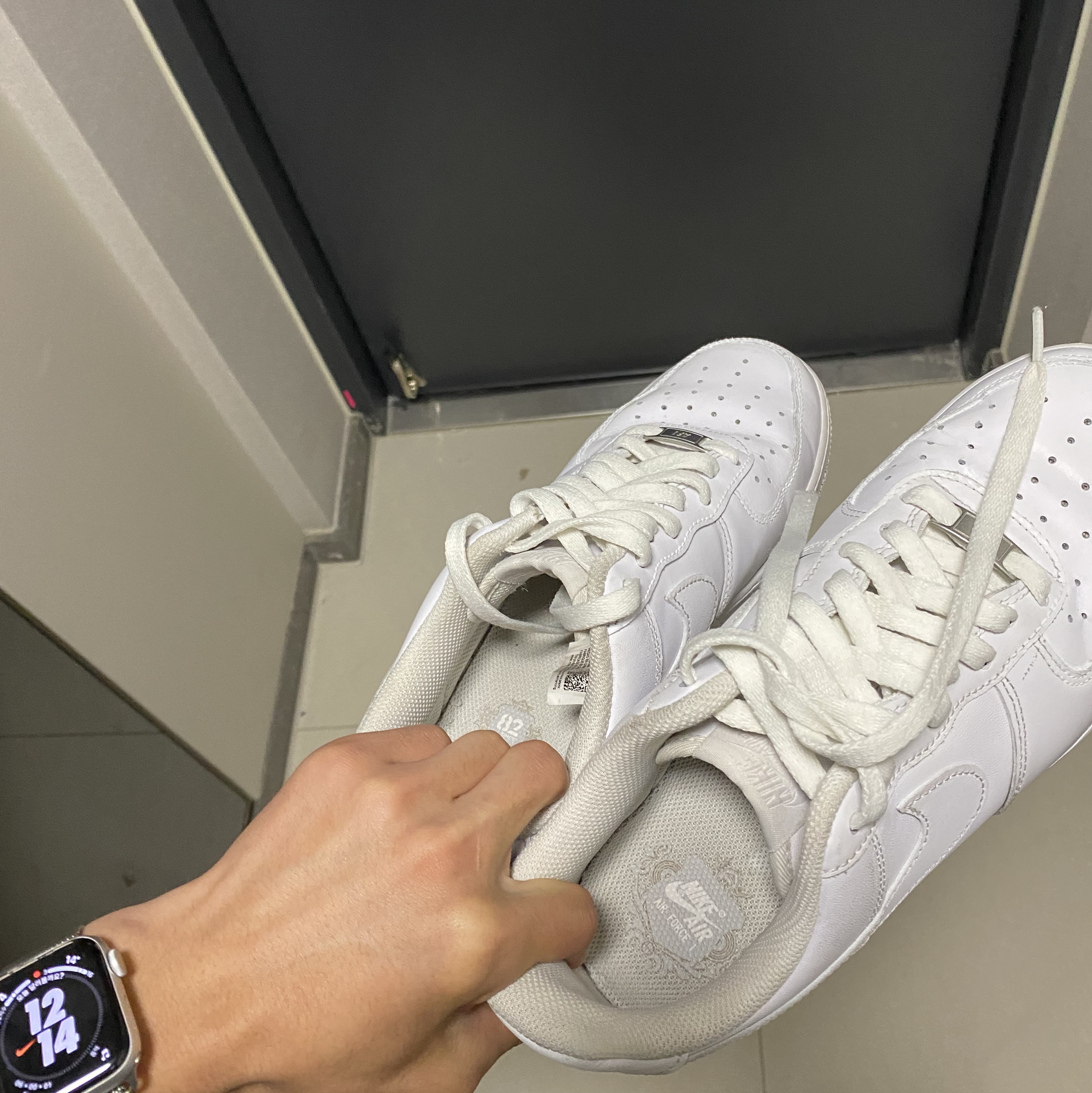 Nike Air Force 1 '07 Low White, Apple Watch SE 44mm GPS Silver Aluminum Case with Sport Band White (Korean Ver.) 착용 스타일 - 1