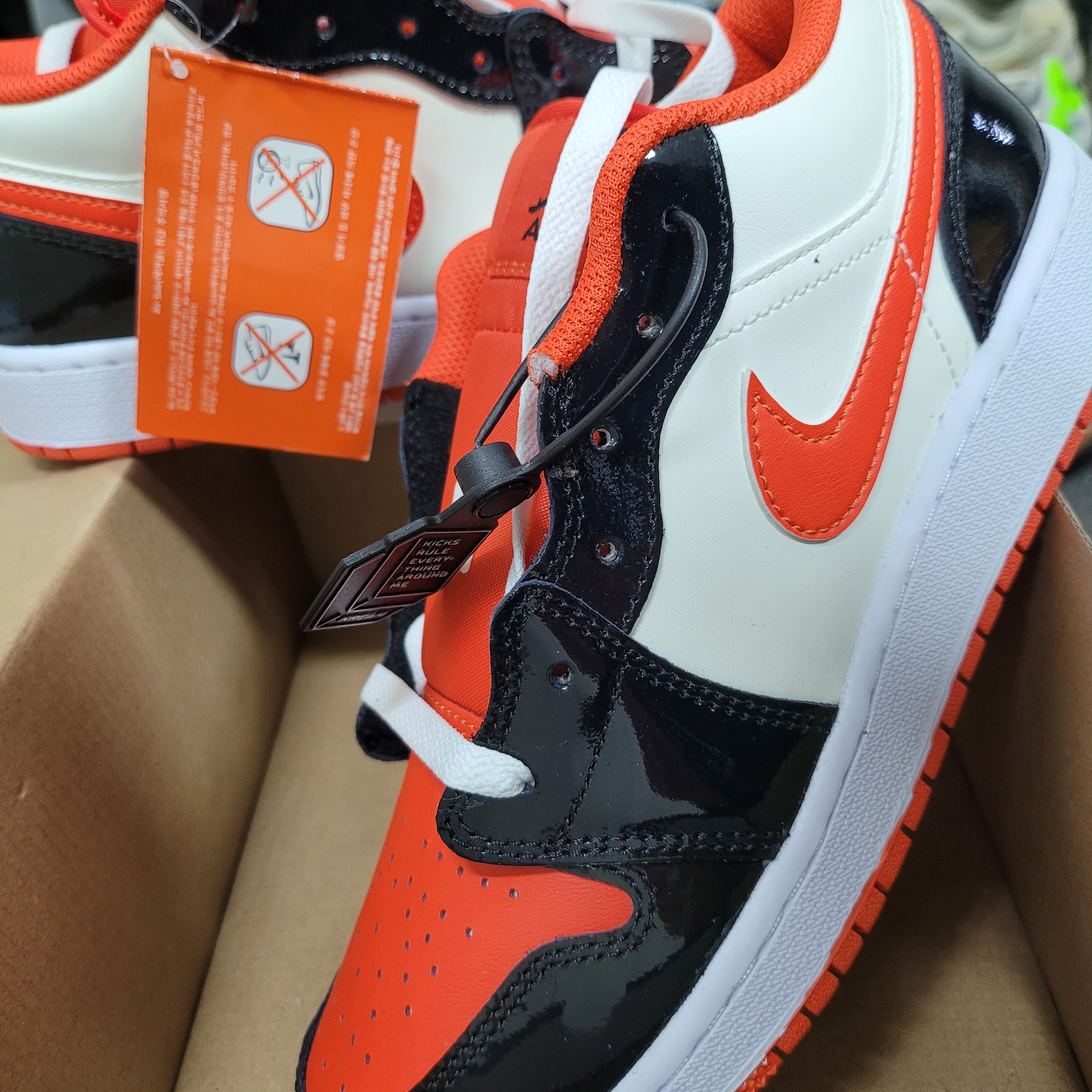 (GS) Jordan 1 Low SE Team Orange Black 착용 스타일 - 2