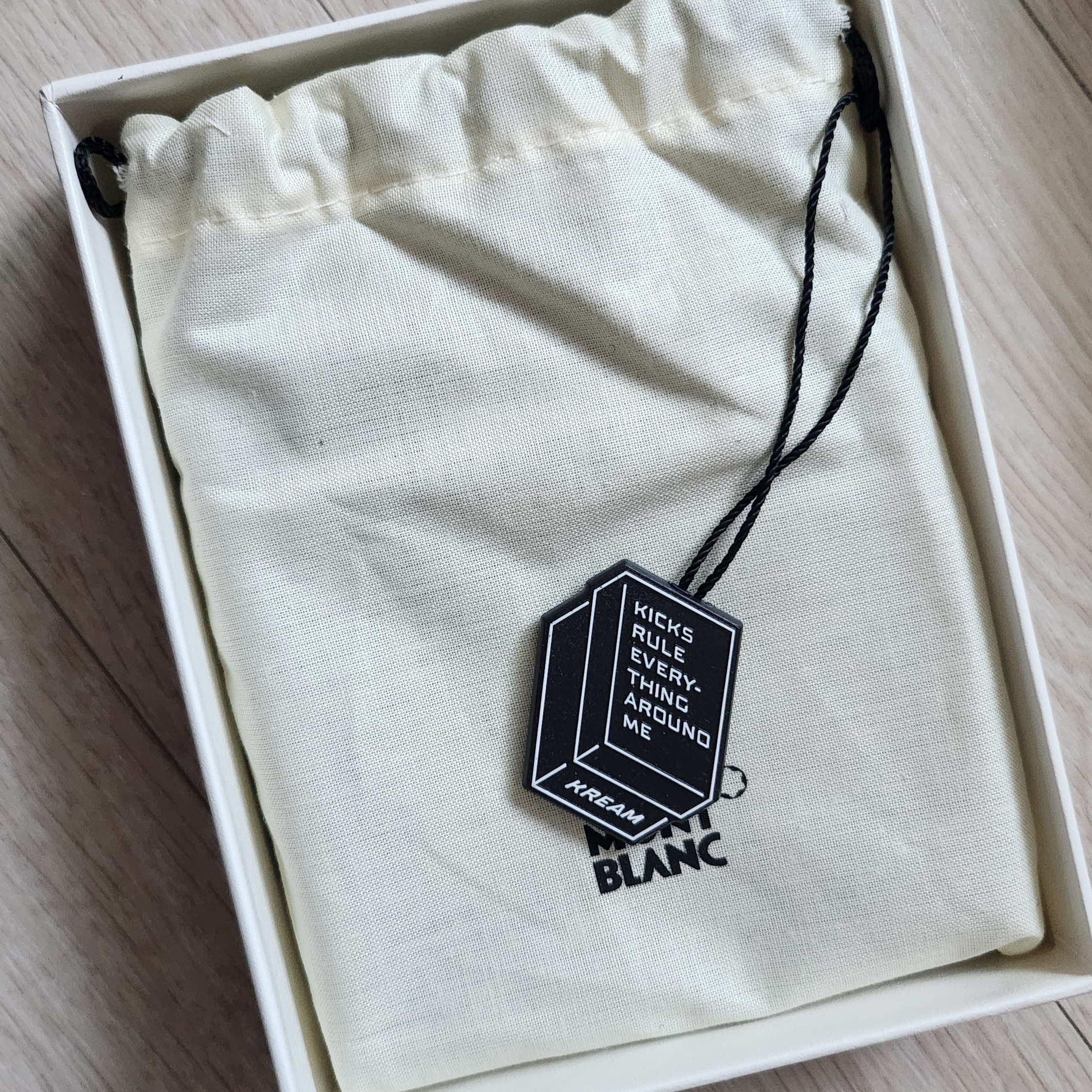 Montblanc Sartorial 6cc Wallet Black 착용 스타일 - 2